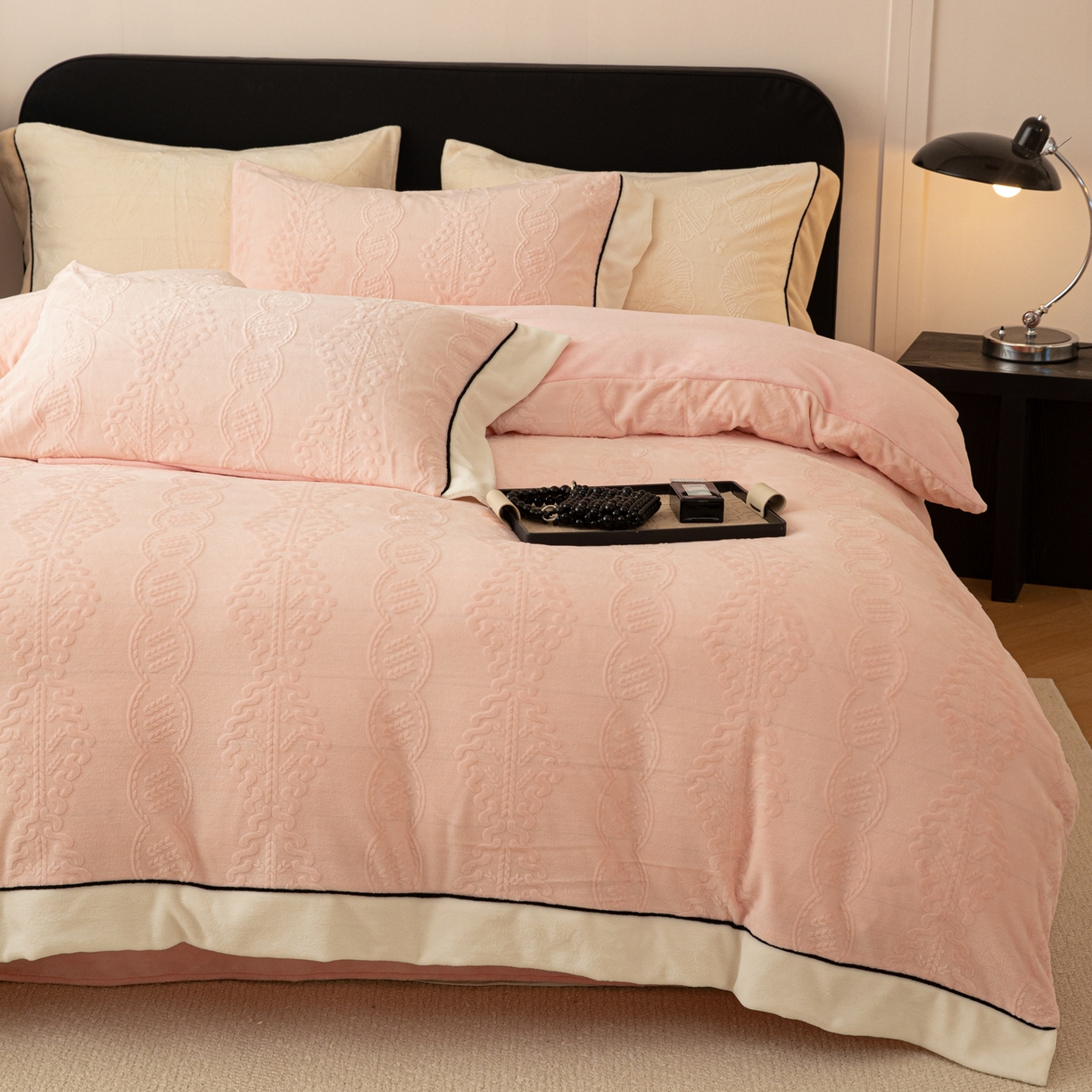 91家纺网 家纺一手货源 找家纺 典曼家纺 2025新款A类纯色雕花牛奶绒四件套 塞纳