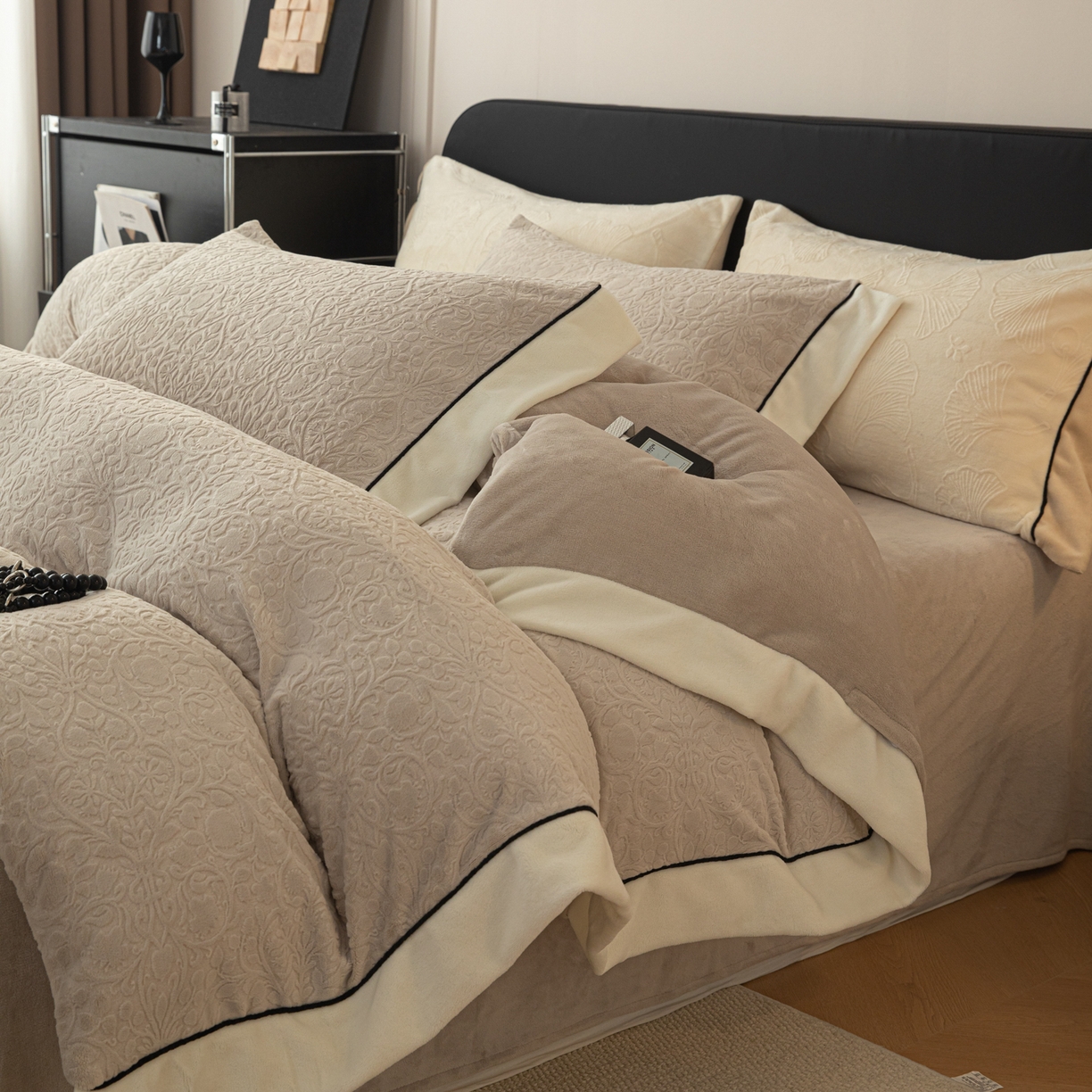 91家纺网 家纺一手货源 找家纺 典曼家纺 2025新款A类纯色雕花牛奶绒四件套 西漫-咖