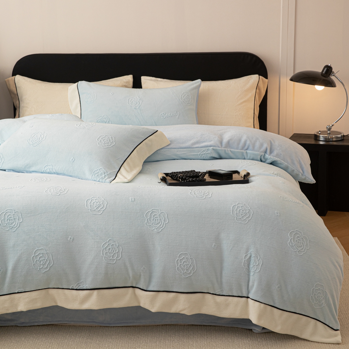 91家纺网 家纺一手货源 找家纺 典曼家纺 2025新款A类纯色雕花牛奶绒四件套 妮可