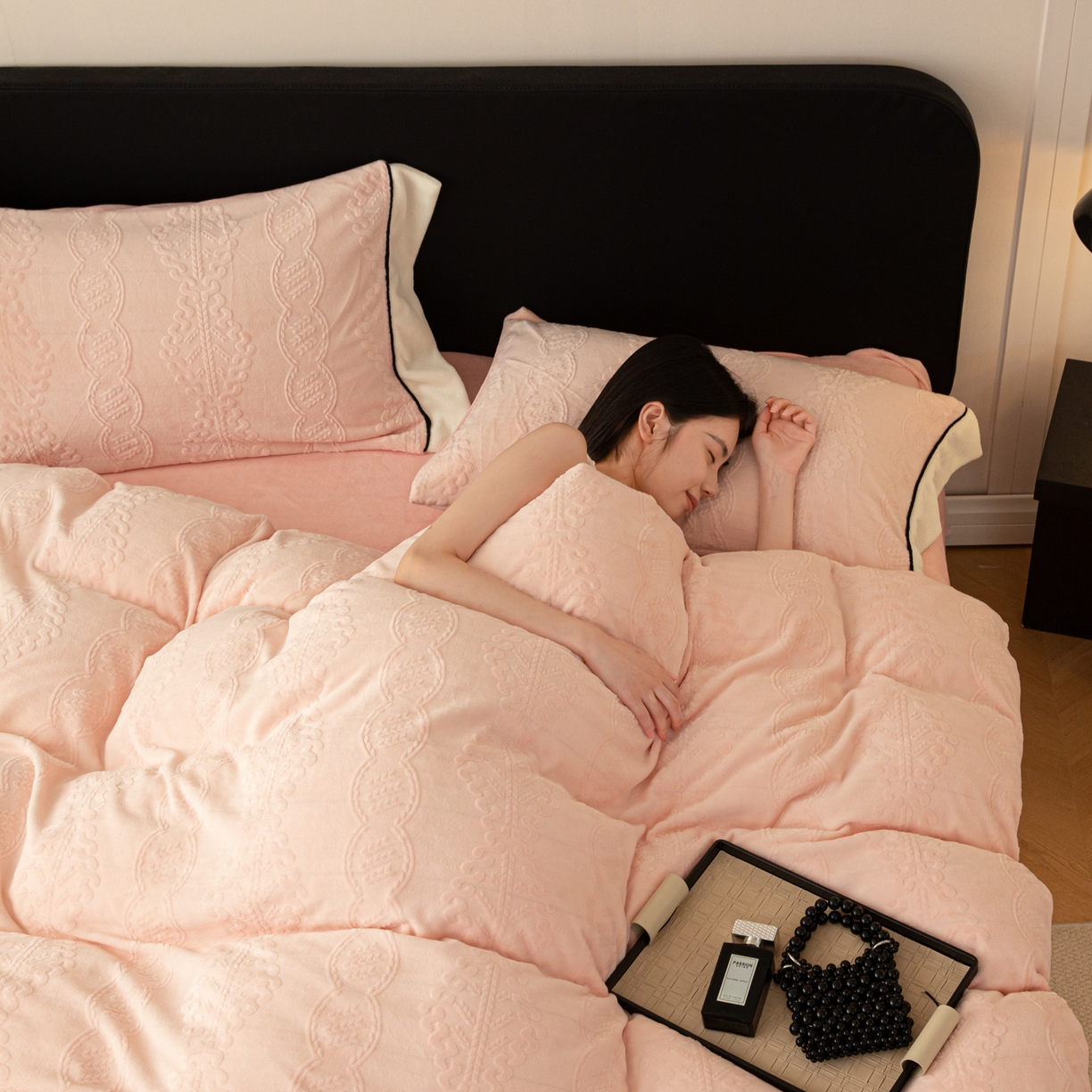 91家纺网 家纺一手货源 找家纺 典曼家纺 2025新款A类纯色雕花牛奶绒四件套 塞纳