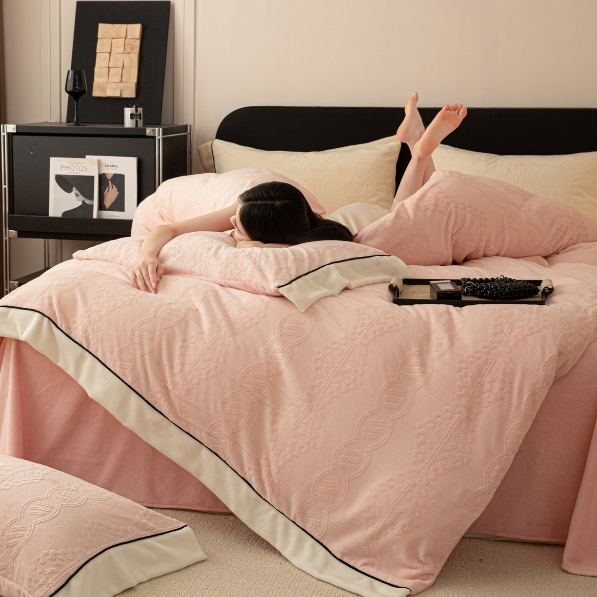 91家纺网 家纺一手货源 找家纺 典曼家纺 2025新款A类纯色雕花牛奶绒四件套 塞纳