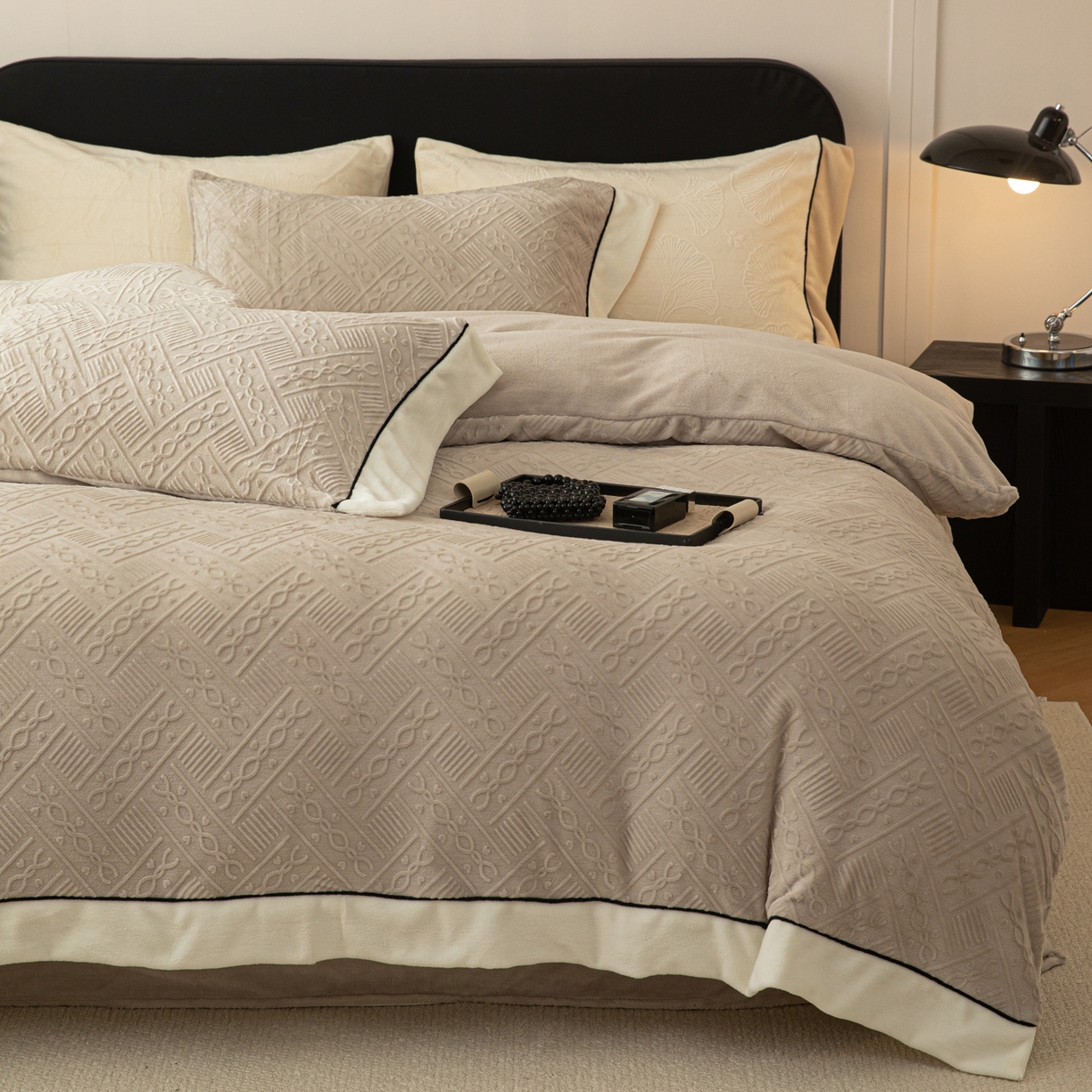 91家纺网 家纺一手货源 找家纺 典曼家纺 2025新款A类纯色雕花牛奶绒四件套 诺亚