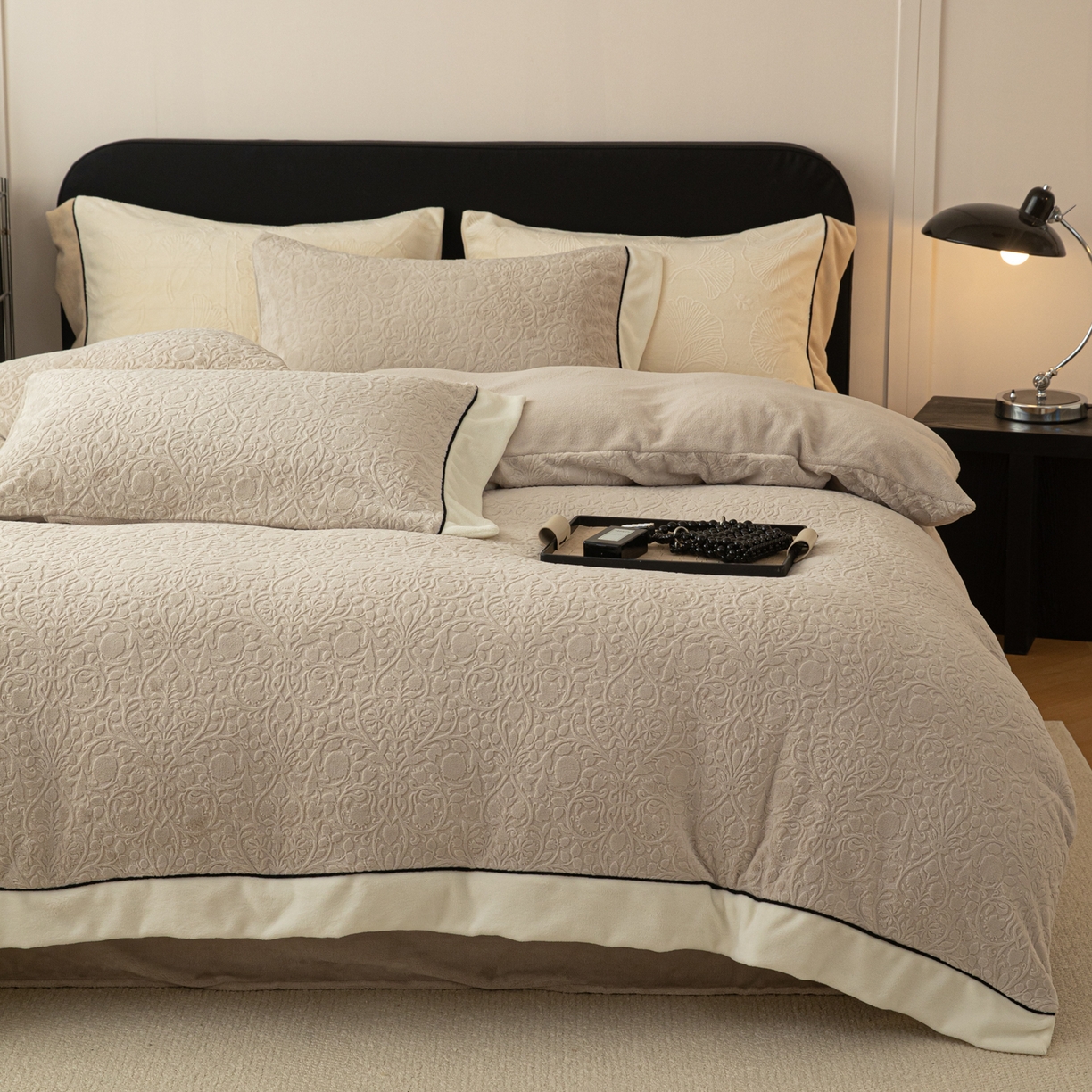 91家纺网 家纺一手货源 找家纺 典曼家纺 2025新款A类纯色雕花牛奶绒四件套 西漫-咖