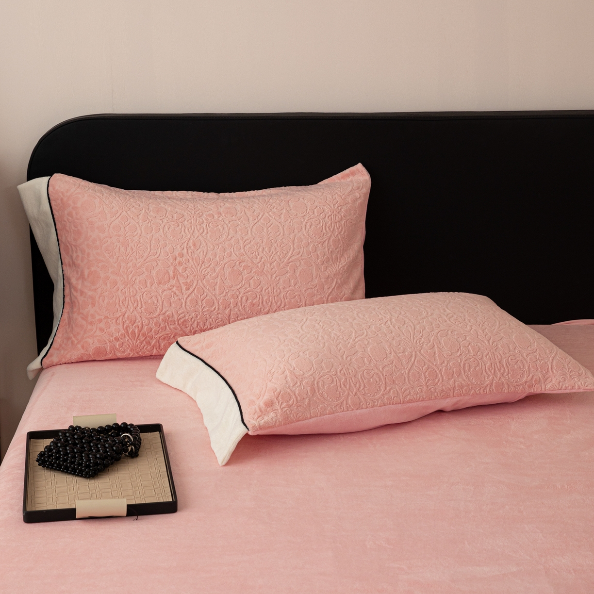 91家纺网 家纺一手货源 找家纺 典曼家纺 2025新款A类纯色雕花牛奶绒四件套 西漫-粉