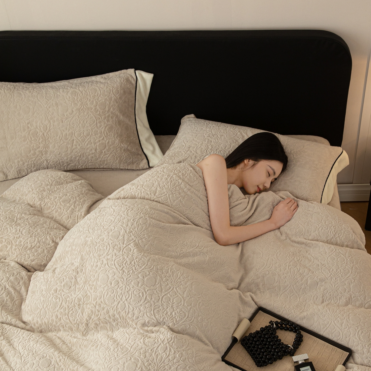 91家纺网 家纺一手货源 找家纺 典曼家纺 2025新款A类纯色雕花牛奶绒四件套 西漫-咖