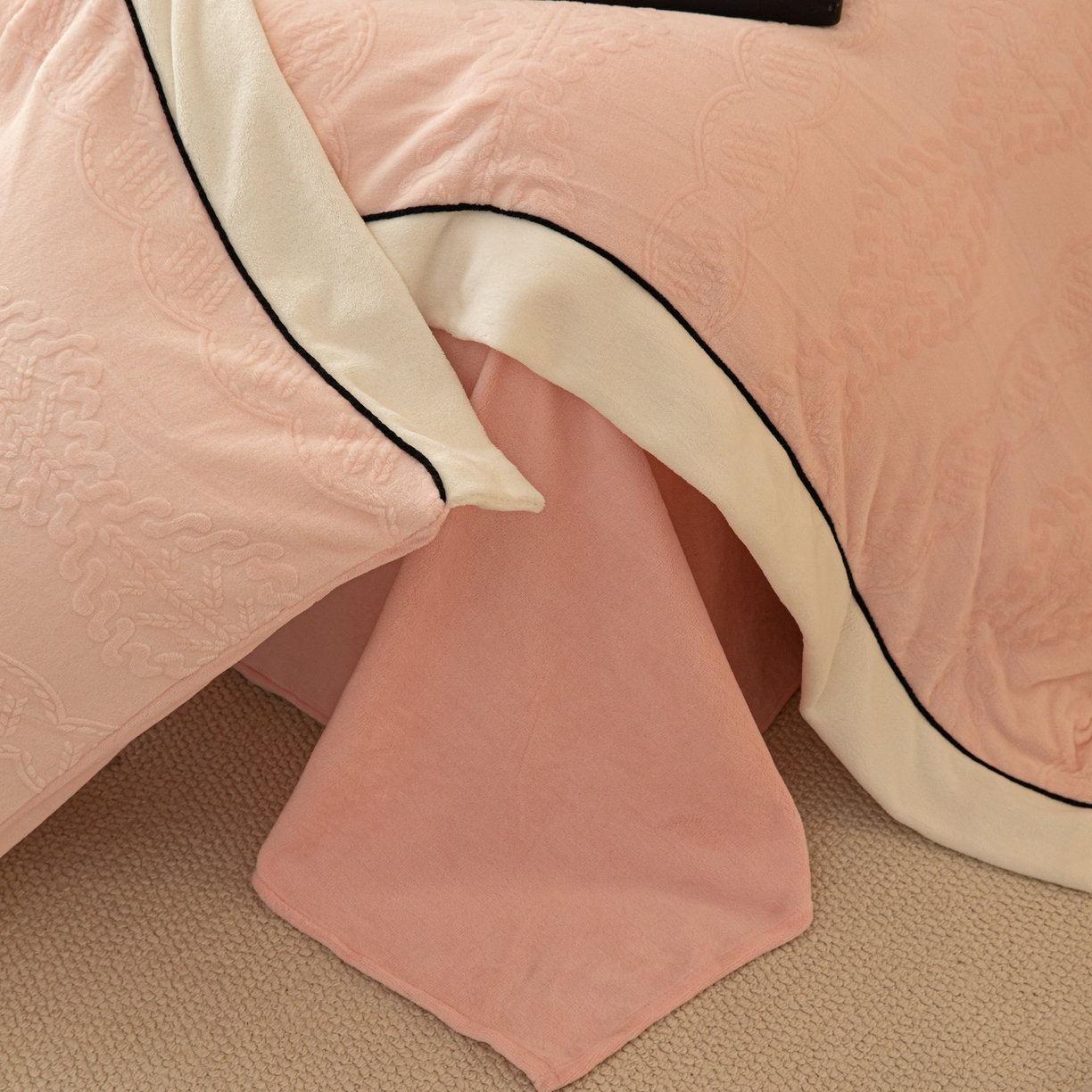 91家纺网 家纺一手货源 找家纺 典曼家纺 2025新款A类纯色雕花牛奶绒四件套 塞纳