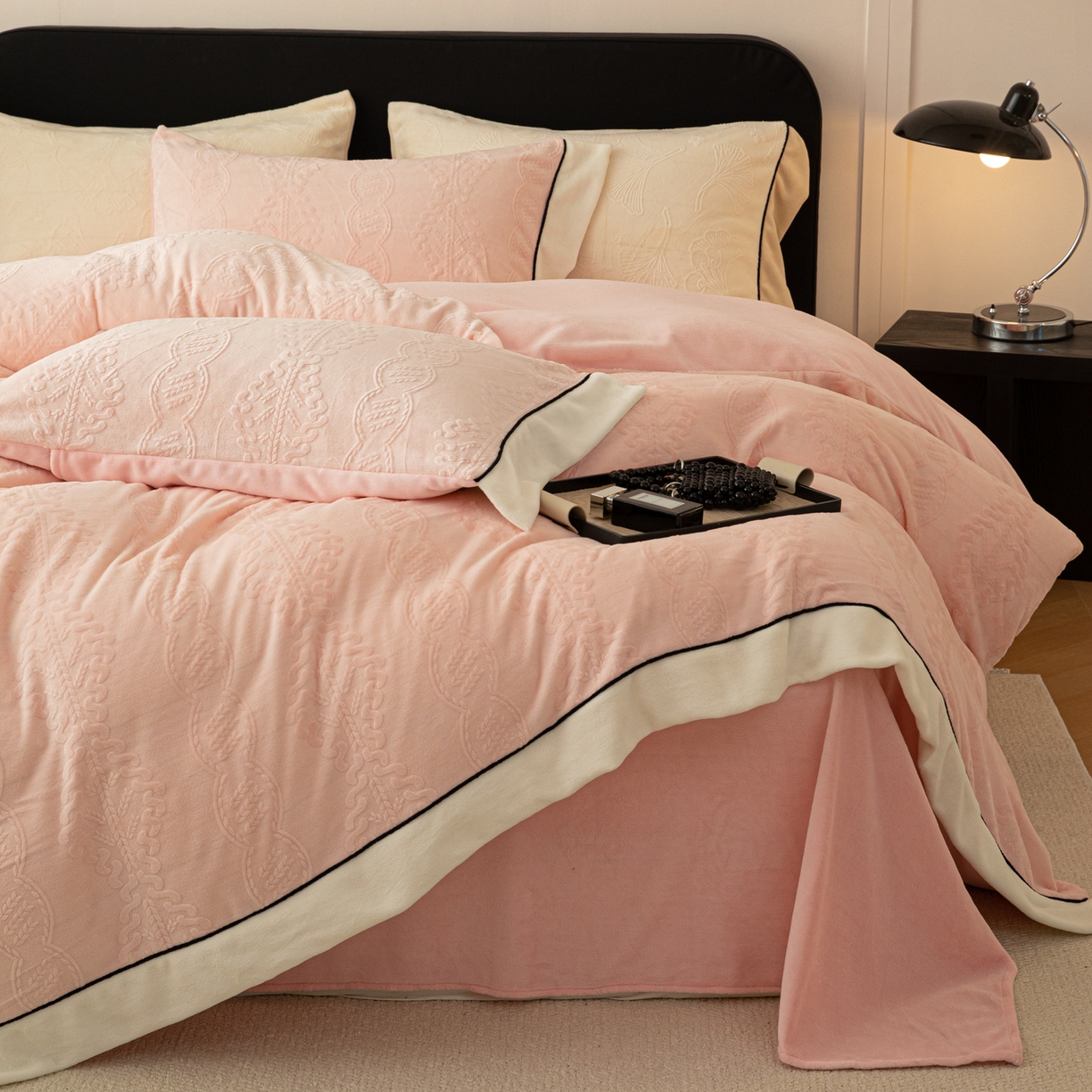 91家纺网 家纺一手货源 找家纺 典曼家纺 2025新款A类纯色雕花牛奶绒四件套 塞纳