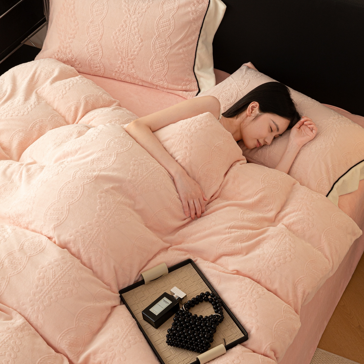 91家纺网 家纺一手货源 找家纺 典曼家纺 2025新款A类纯色雕花牛奶绒四件套 塞纳