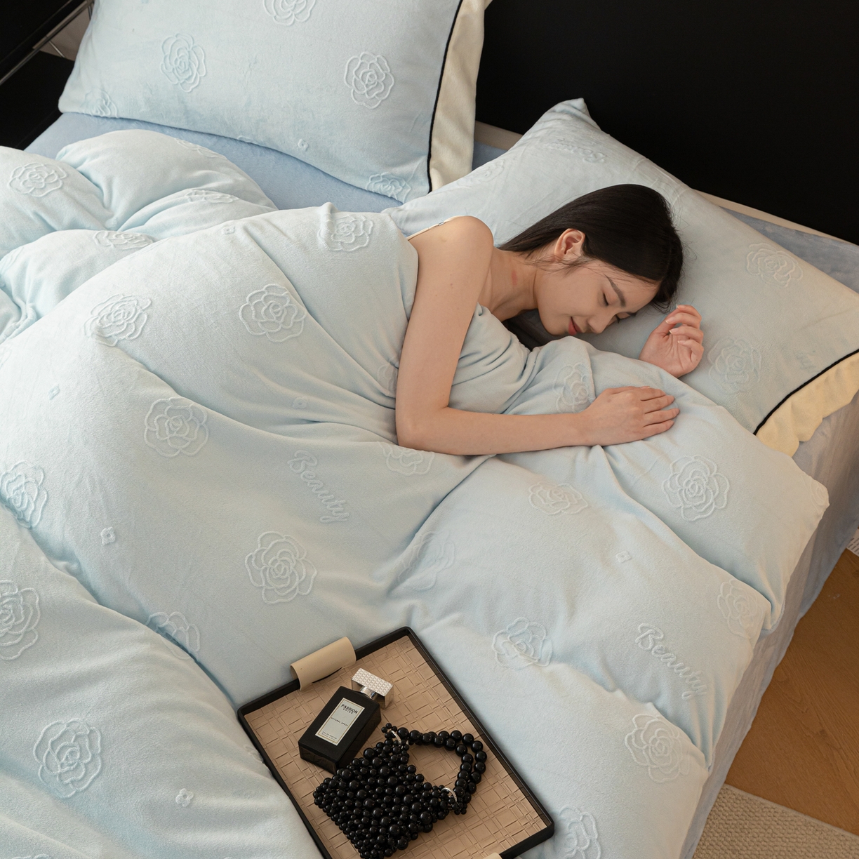 91家纺网 家纺一手货源 找家纺 典曼家纺 2025新款A类纯色雕花牛奶绒四件套 妮可