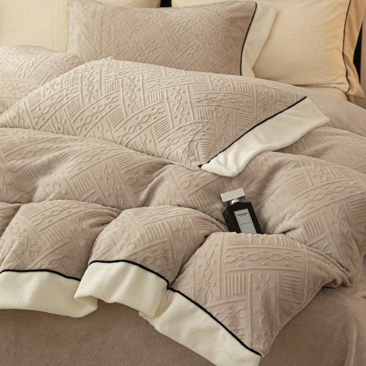 91家纺网 家纺一手货源 找家纺 典曼家纺 2025新款A类纯色雕花牛奶绒四件套 诺亚