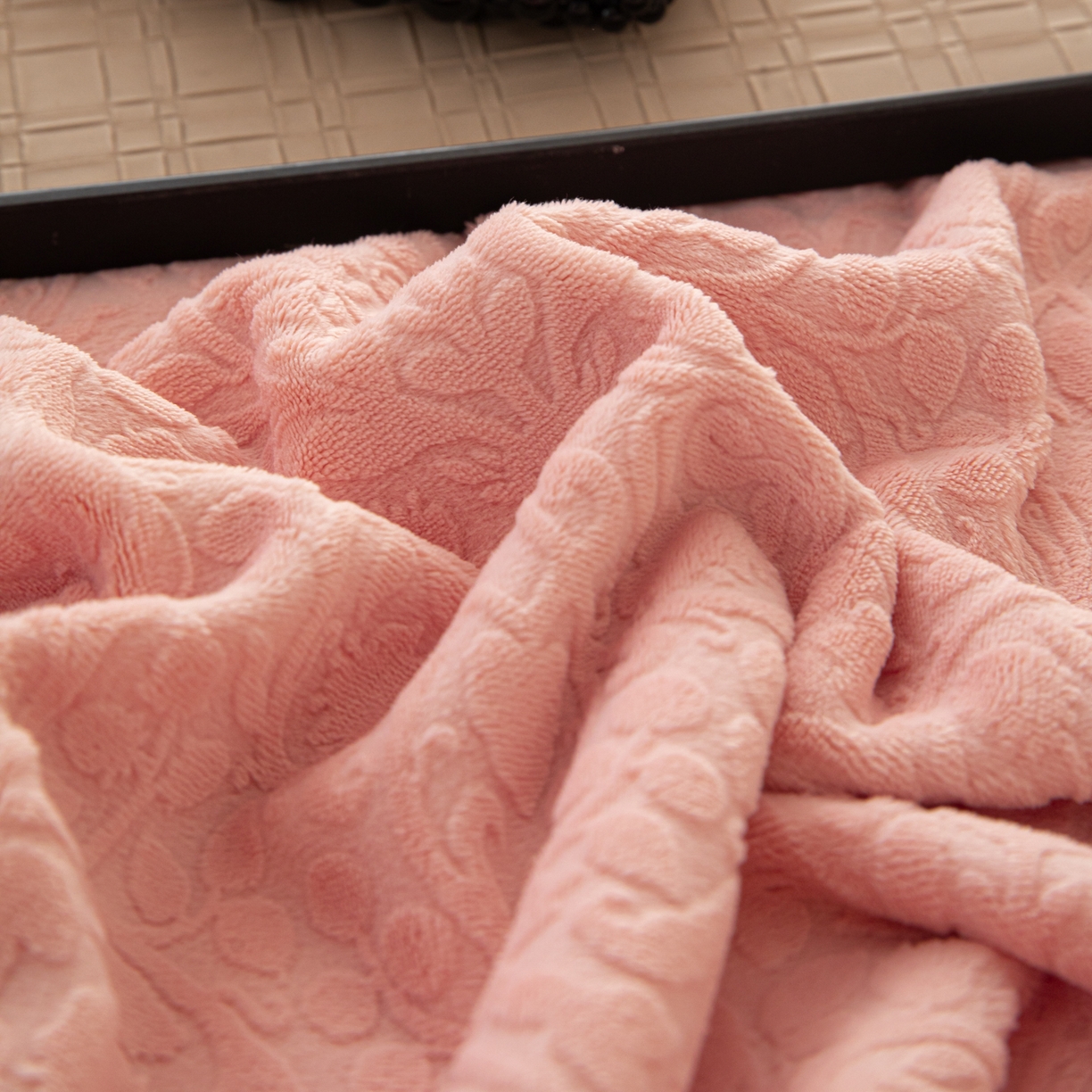 91家纺网 家纺一手货源 找家纺 典曼家纺 2025新款A类纯色雕花牛奶绒四件套 西漫-粉