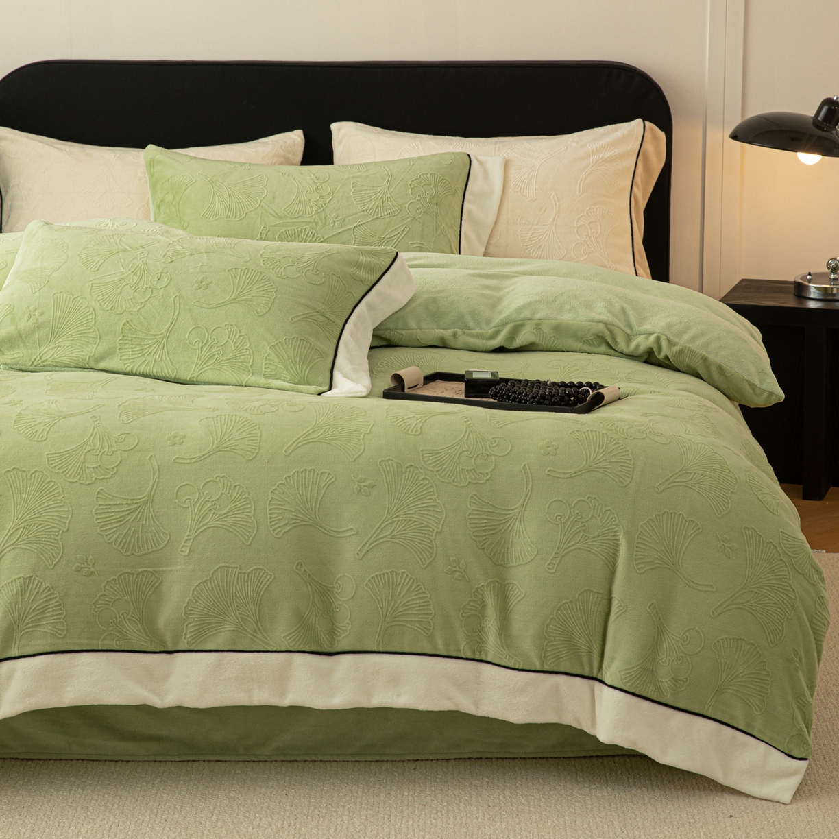 91家纺网 家纺一手货源 找家纺 典曼家纺 2025新款A类纯色雕花牛奶绒四件套 银杏叶-绿