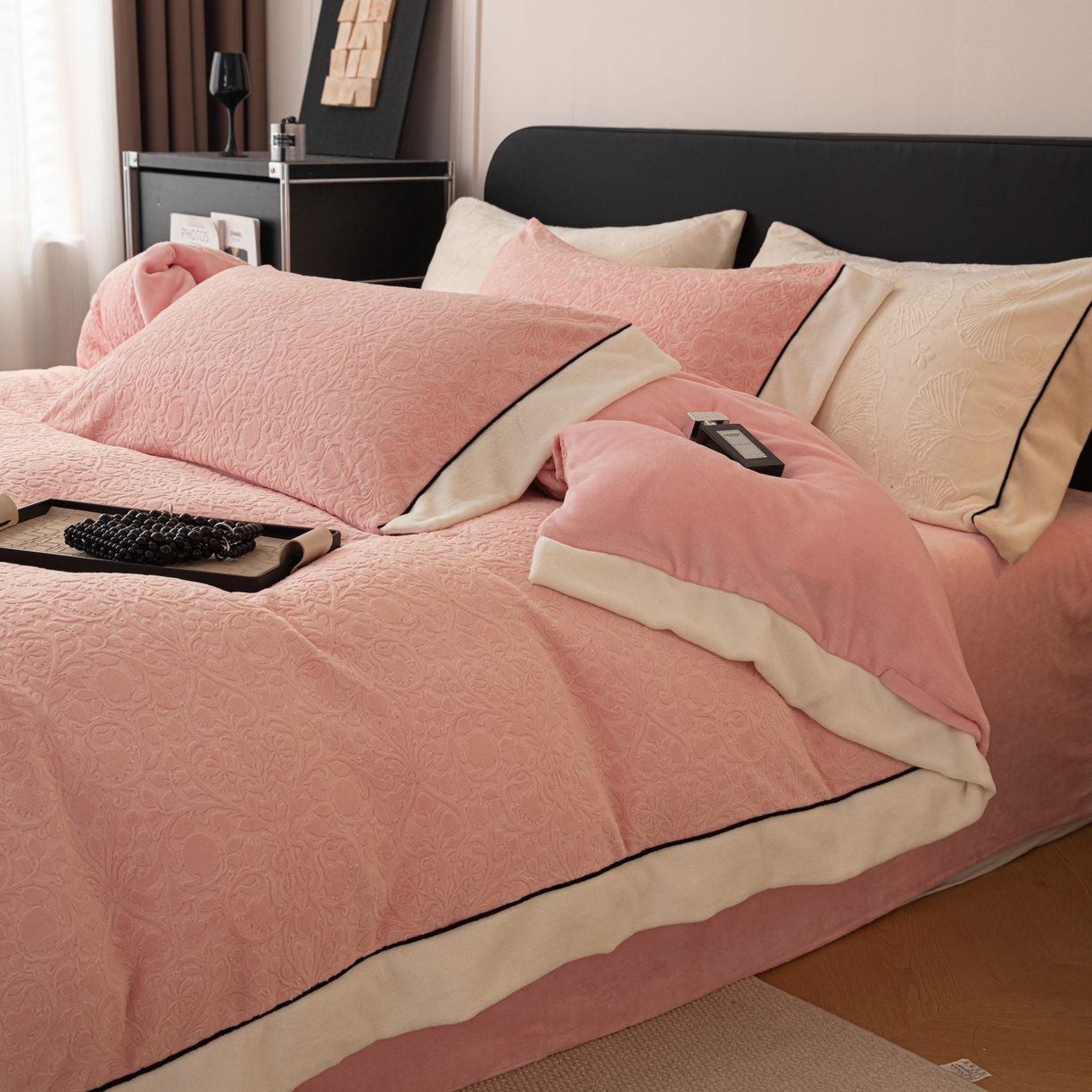 91家纺网 家纺一手货源 找家纺 典曼家纺 2025新款A类纯色雕花牛奶绒四件套 西漫-粉