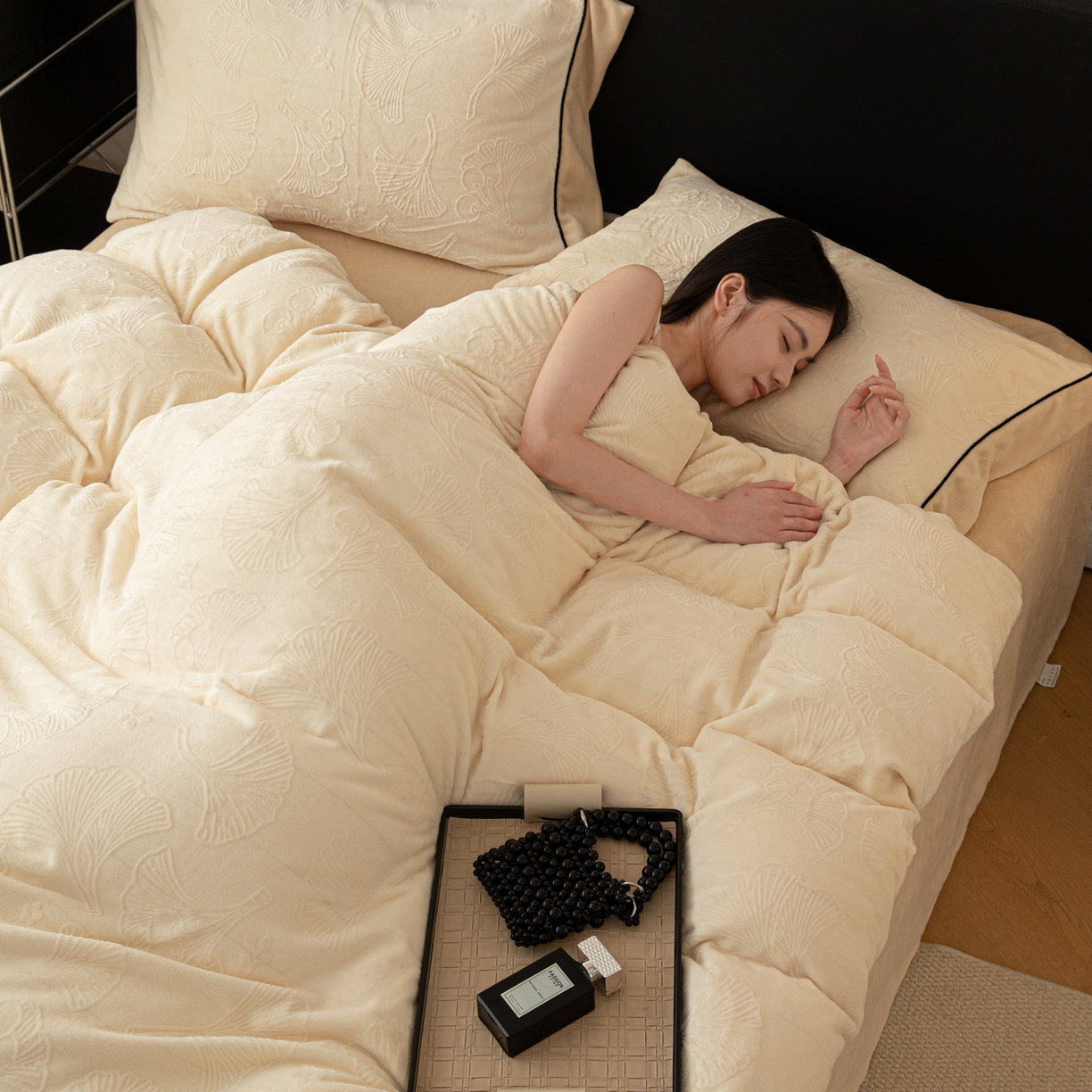 91家纺网 家纺一手货源 找家纺 典曼家纺 2025新款A类纯色雕花牛奶绒四件套 银杏叶-黄