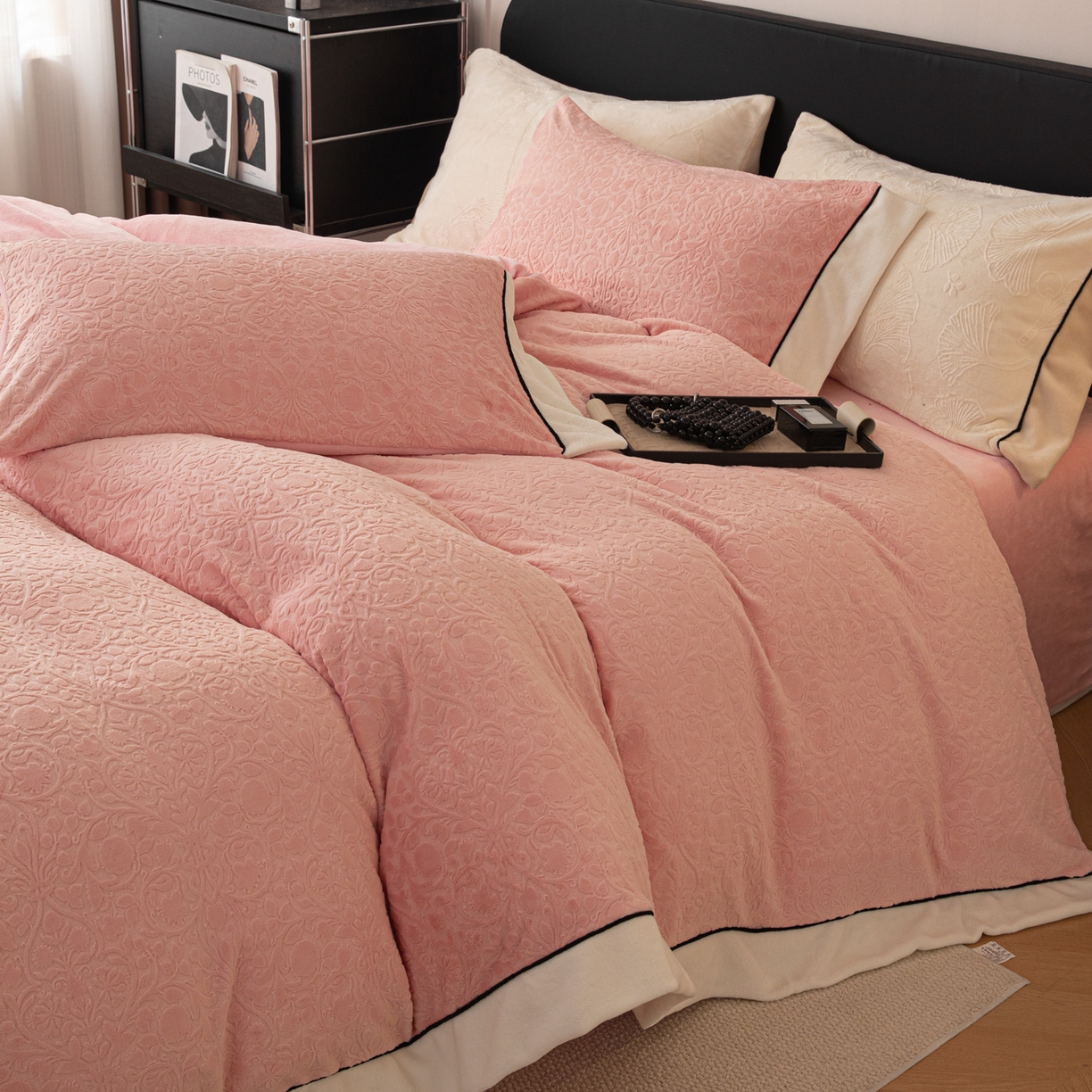 91家纺网 家纺一手货源 找家纺 典曼家纺 2025新款A类纯色雕花牛奶绒四件套 西漫-粉