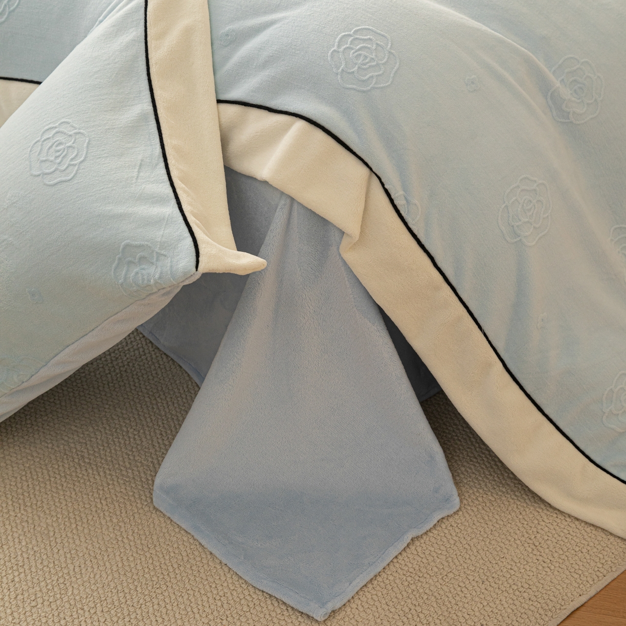 91家纺网 家纺一手货源 找家纺 典曼家纺 2025新款A类纯色雕花牛奶绒四件套 妮可