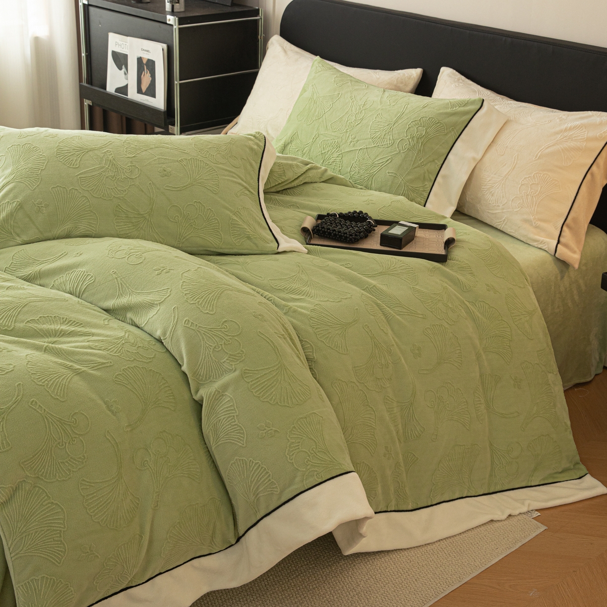 91家纺网 家纺一手货源 找家纺 典曼家纺 2025新款A类纯色雕花牛奶绒四件套 银杏叶-绿