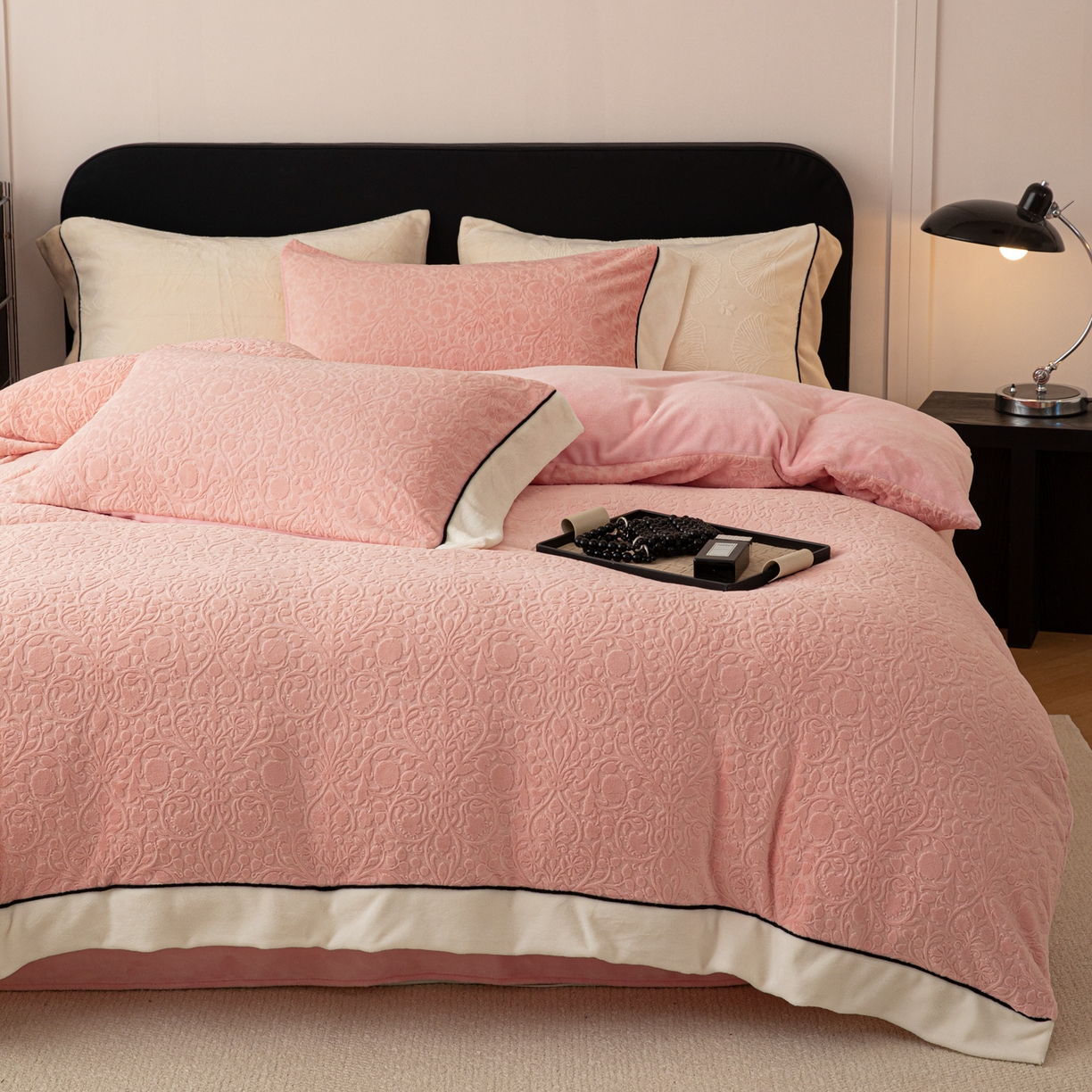 91家纺网 家纺一手货源 找家纺 典曼家纺 2025新款A类纯色雕花牛奶绒四件套 西漫-粉