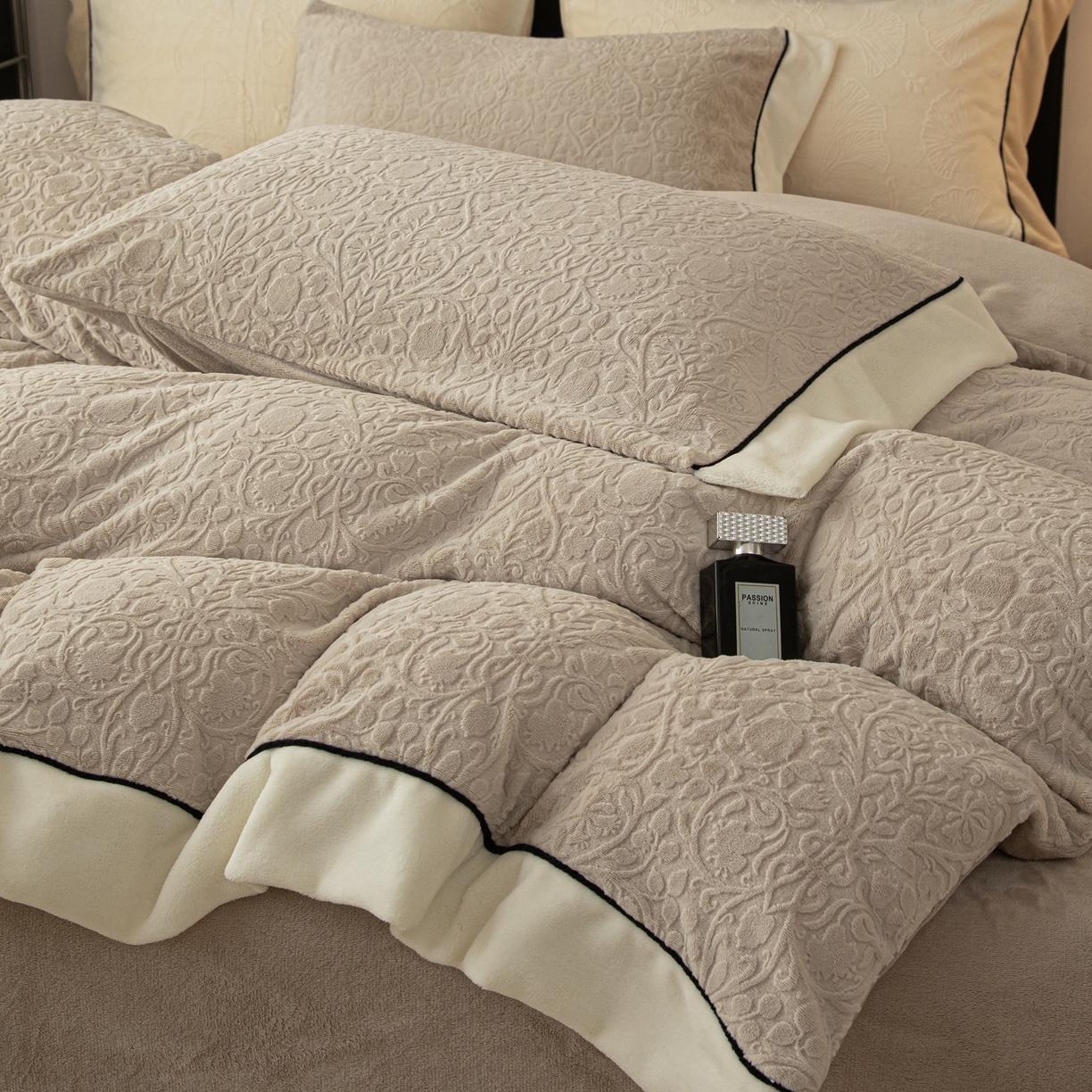 91家纺网 家纺一手货源 找家纺 典曼家纺 2025新款A类纯色雕花牛奶绒四件套 西漫-咖