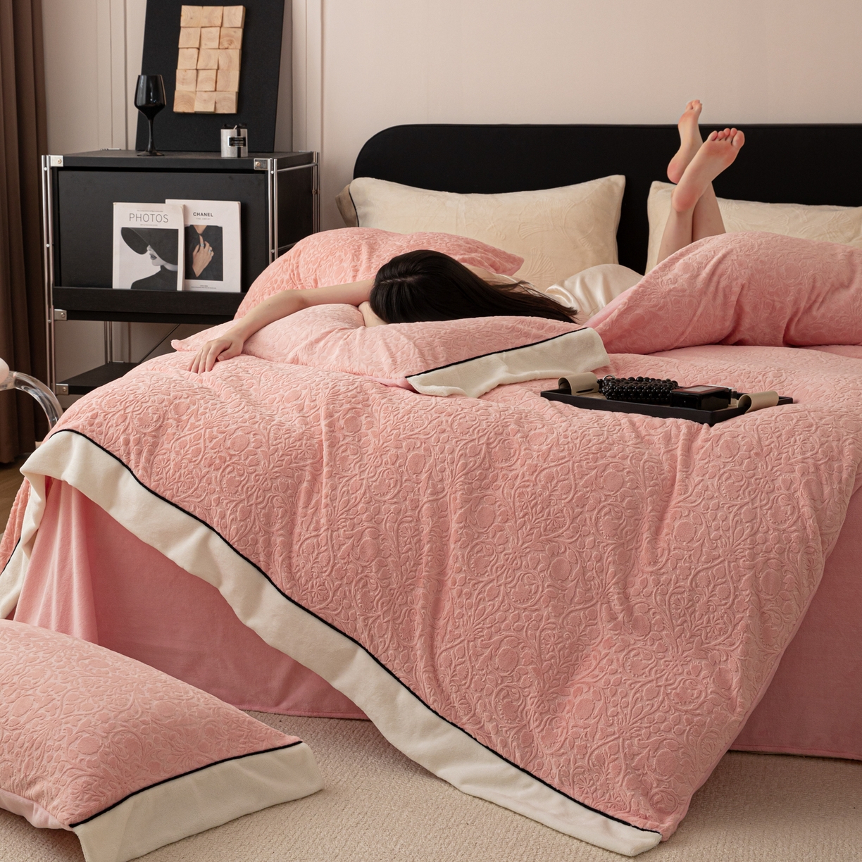 91家纺网 家纺一手货源 找家纺 典曼家纺 2025新款A类纯色雕花牛奶绒四件套 西漫-粉