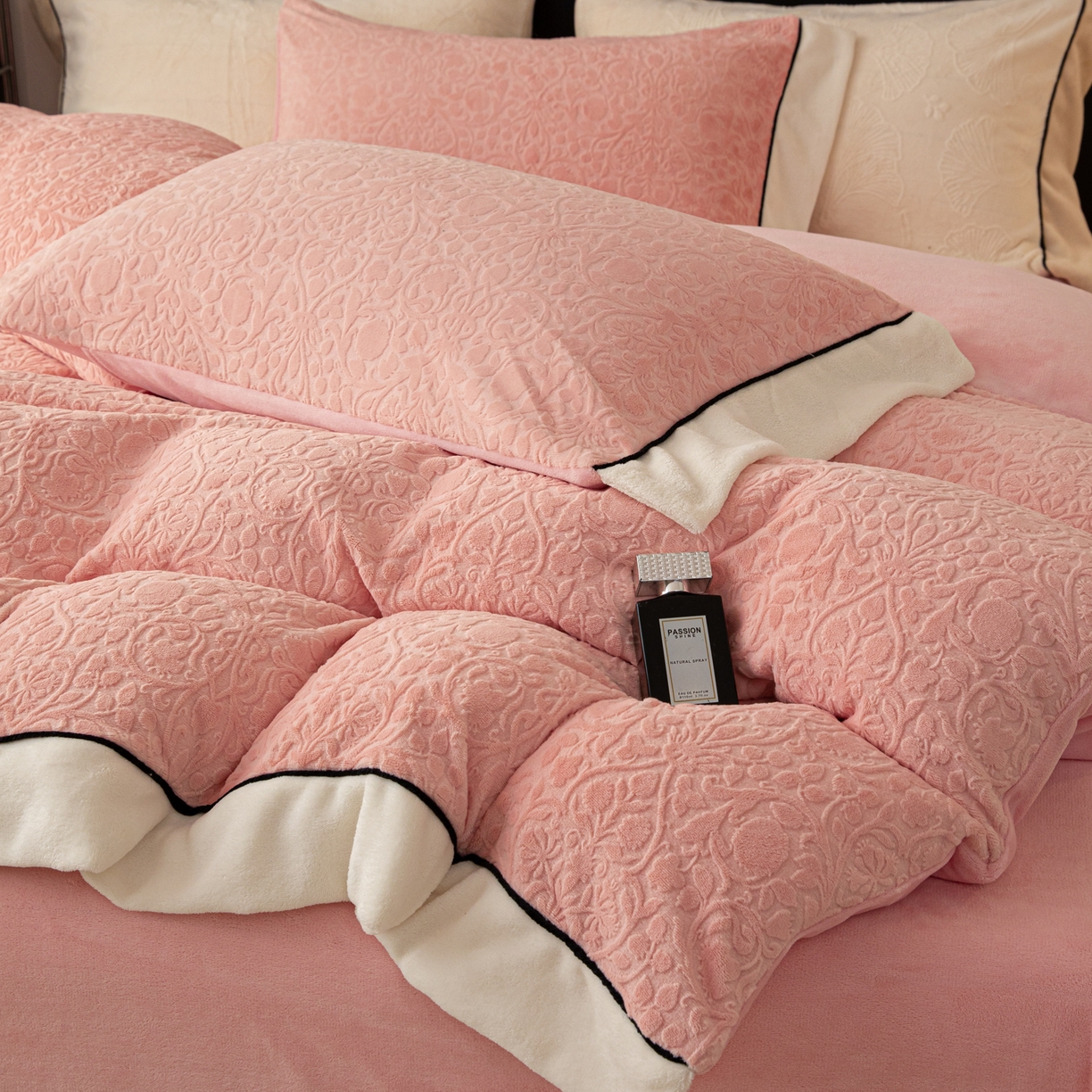 91家纺网 家纺一手货源 找家纺 典曼家纺 2025新款A类纯色雕花牛奶绒四件套 西漫-粉