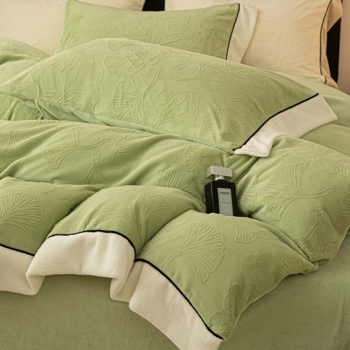 91家纺网 家纺一手货源 找家纺 典曼家纺 2025新款A类纯色雕花牛奶绒四件套 银杏叶-绿