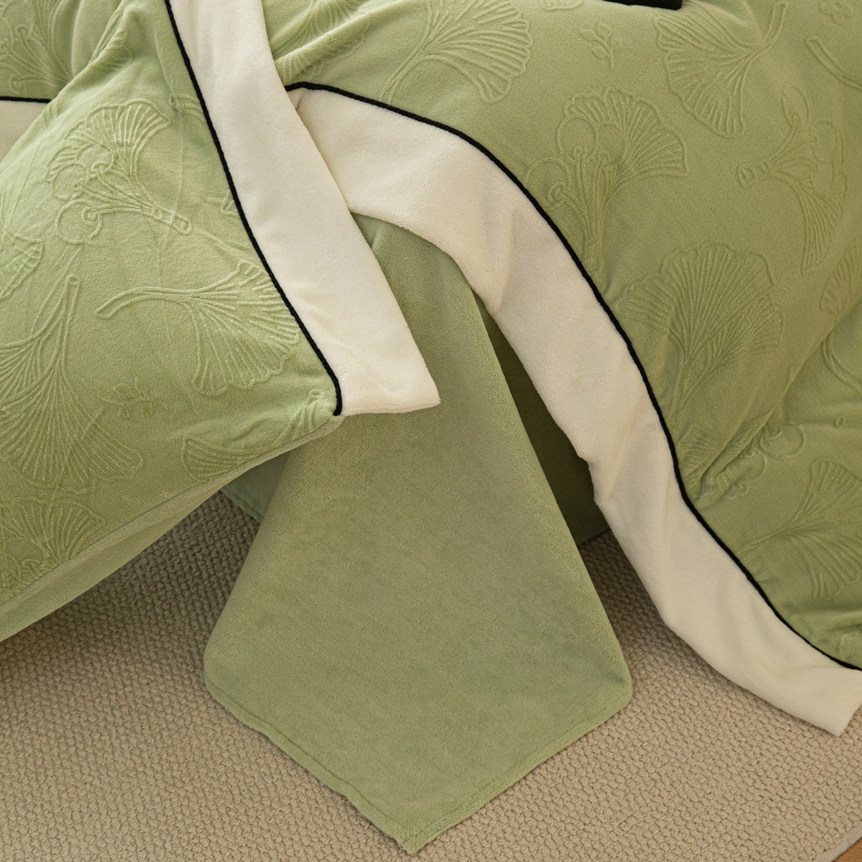 91家纺网 家纺一手货源 找家纺 典曼家纺 2025新款A类纯色雕花牛奶绒四件套 银杏叶-绿