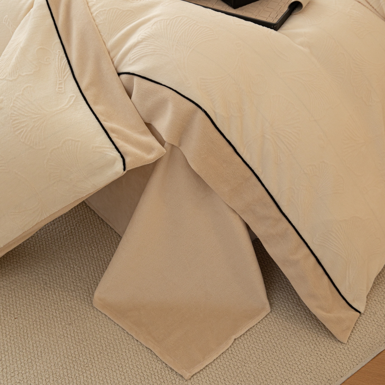 91家纺网 家纺一手货源 找家纺 典曼家纺 2025新款A类纯色雕花牛奶绒四件套 银杏叶-黄