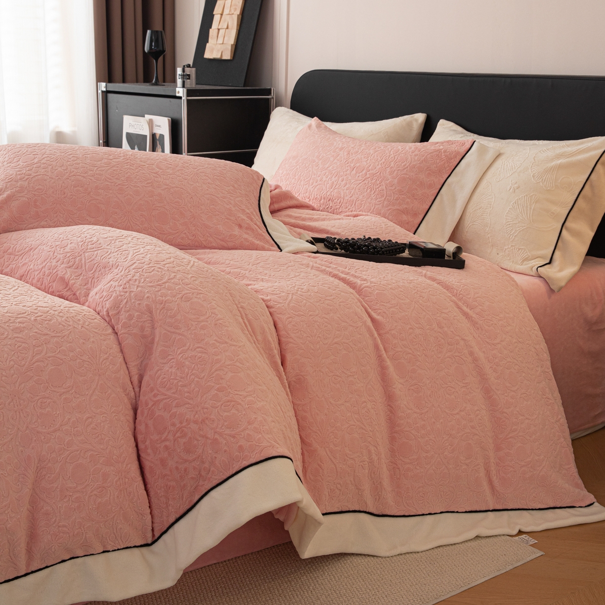 91家纺网 家纺一手货源 找家纺 典曼家纺 2025新款A类纯色雕花牛奶绒四件套 西漫-粉