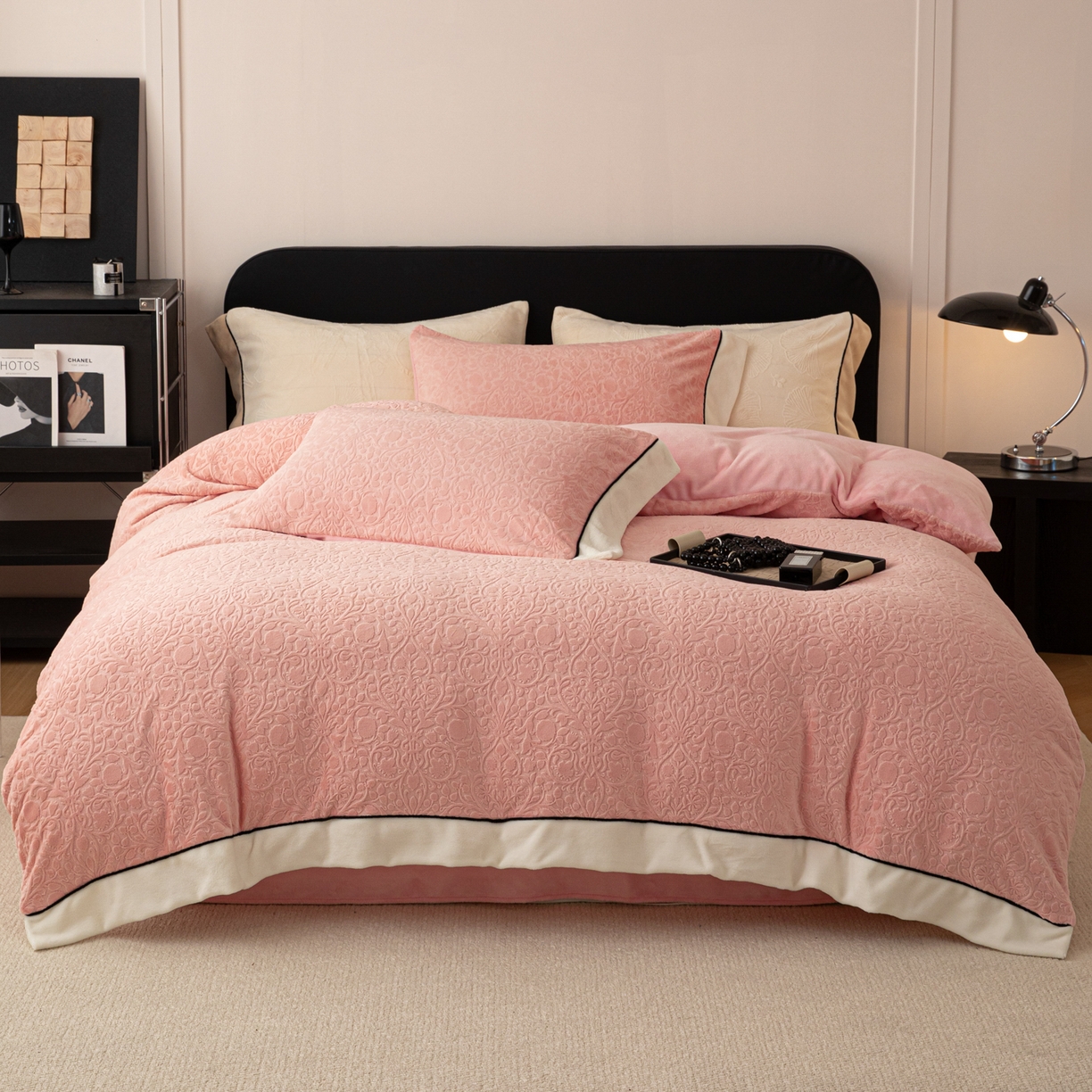 91家纺网 家纺一手货源 找家纺 典曼家纺 2025新款A类纯色雕花牛奶绒四件套 西漫-粉