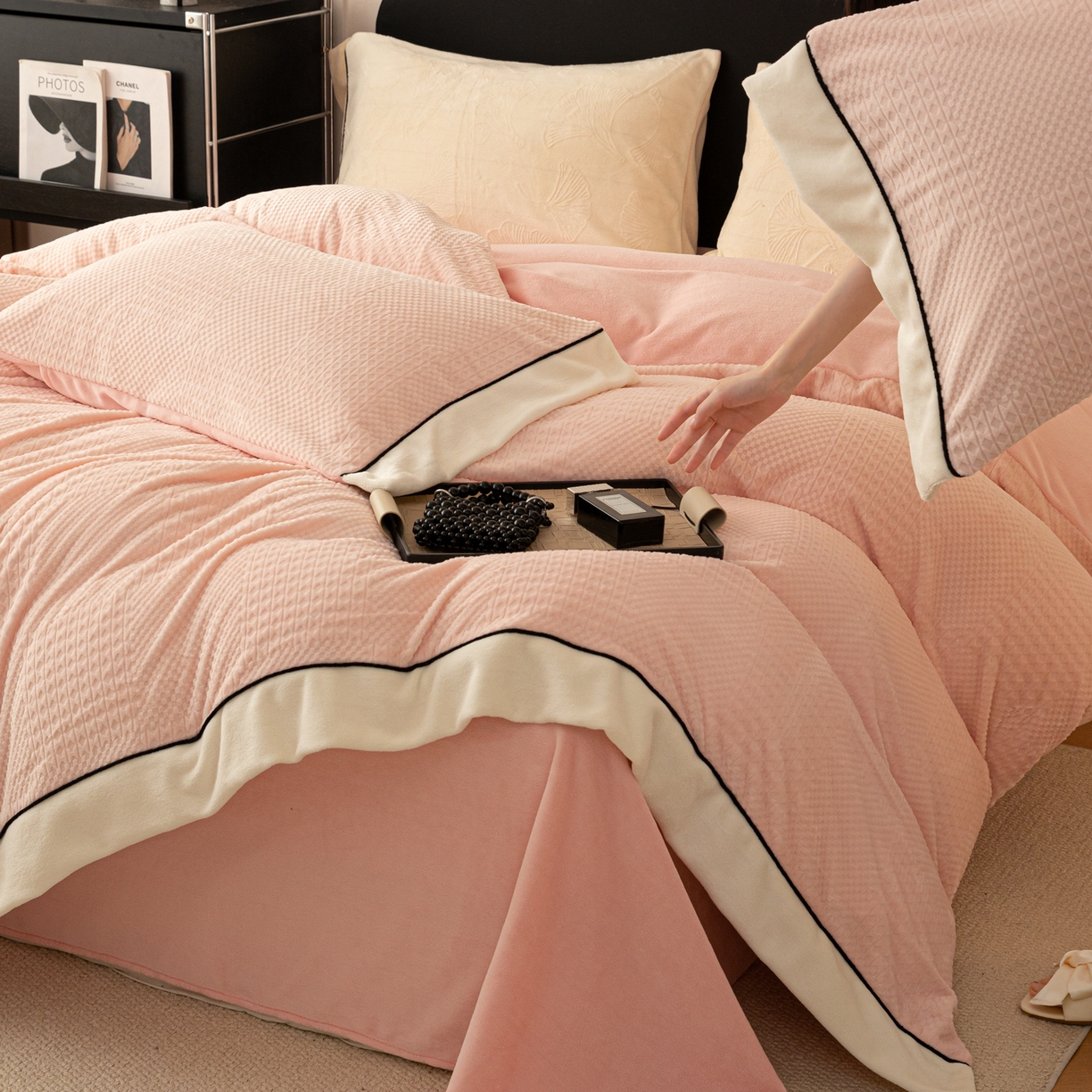 91家纺网 家纺一手货源 找家纺 典曼家纺 2025新款A类纯色雕花牛奶绒四件套 简希