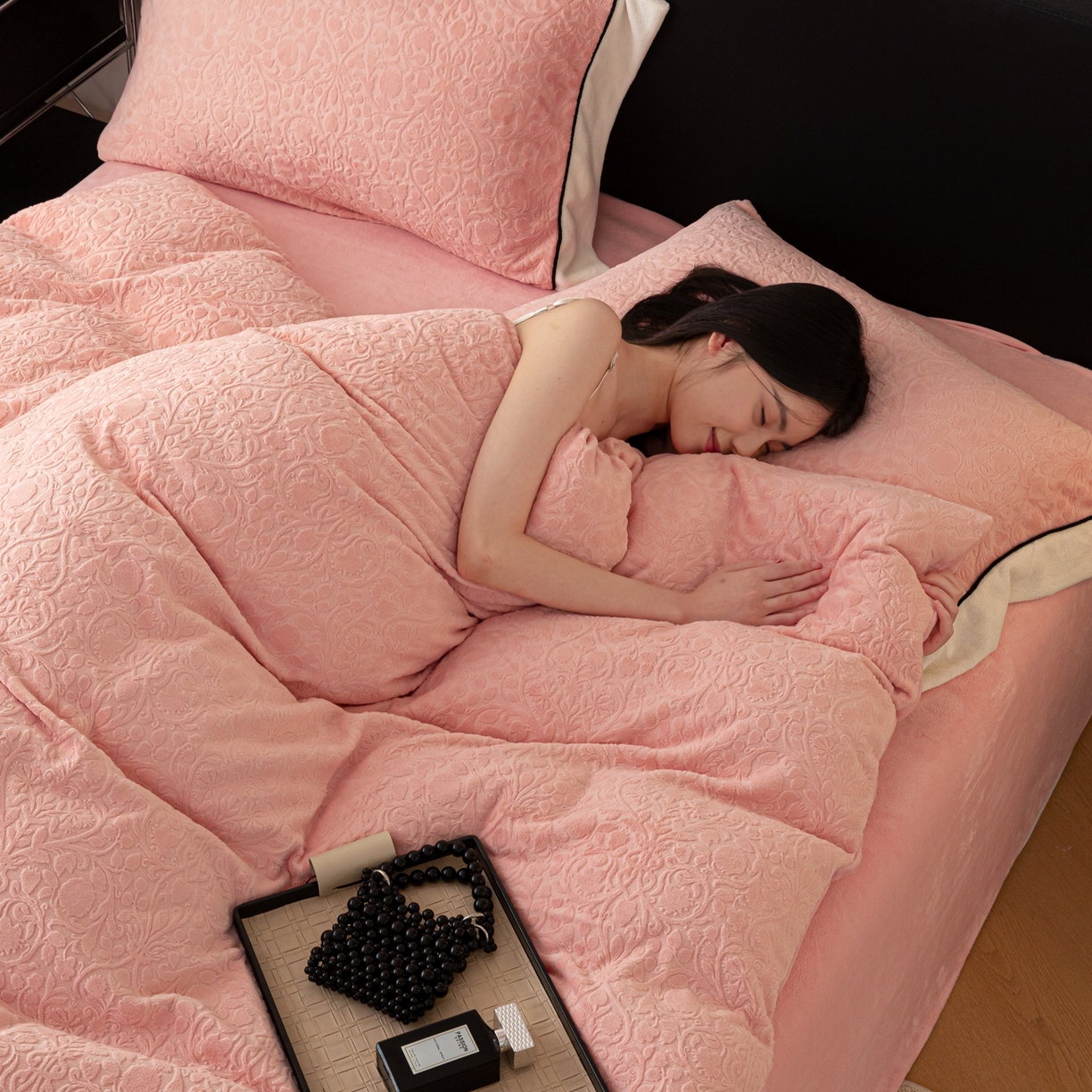 91家纺网 家纺一手货源 找家纺 典曼家纺 2025新款A类纯色雕花牛奶绒四件套 西漫-粉