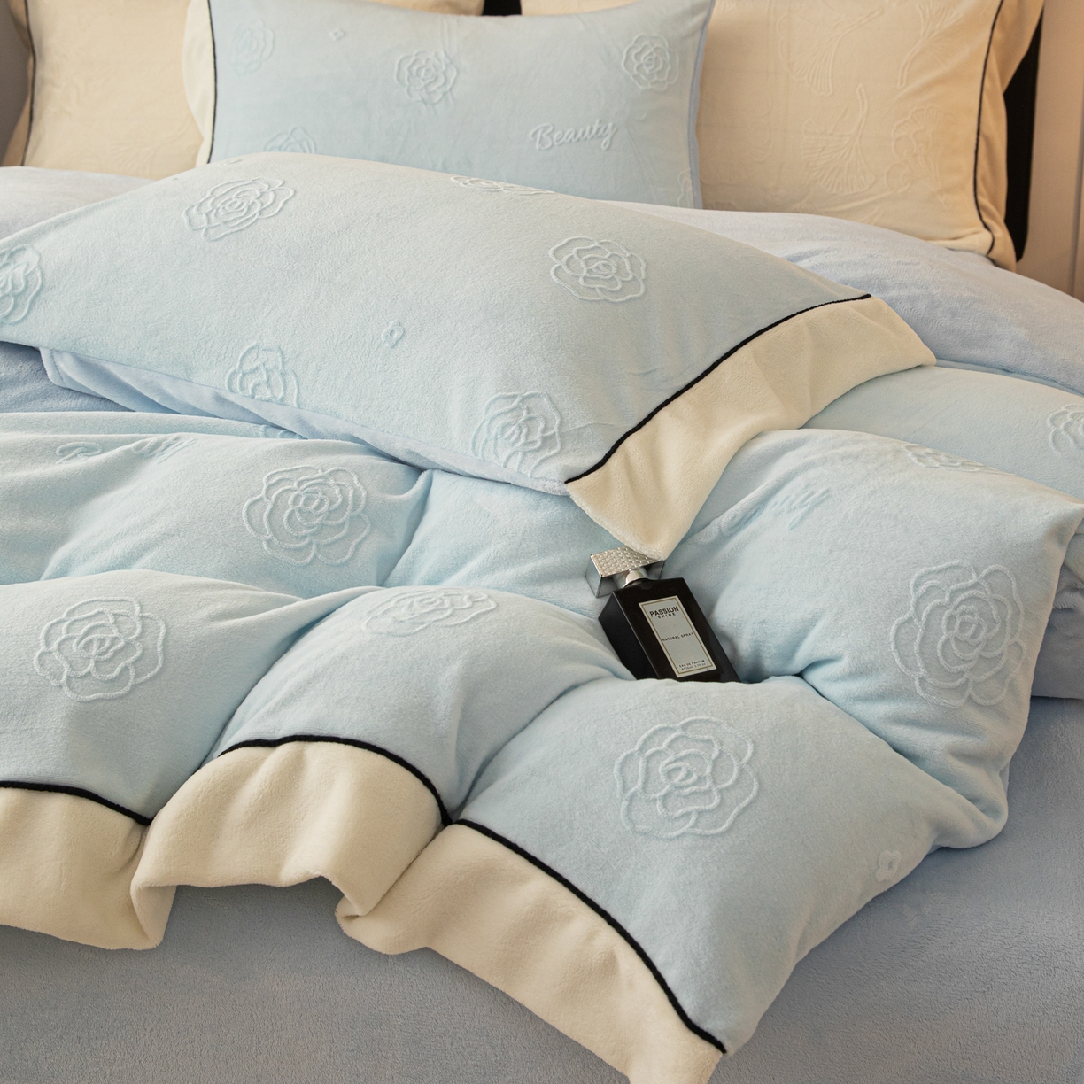 91家纺网 家纺一手货源 找家纺 典曼家纺 2025新款A类纯色雕花牛奶绒四件套 妮可