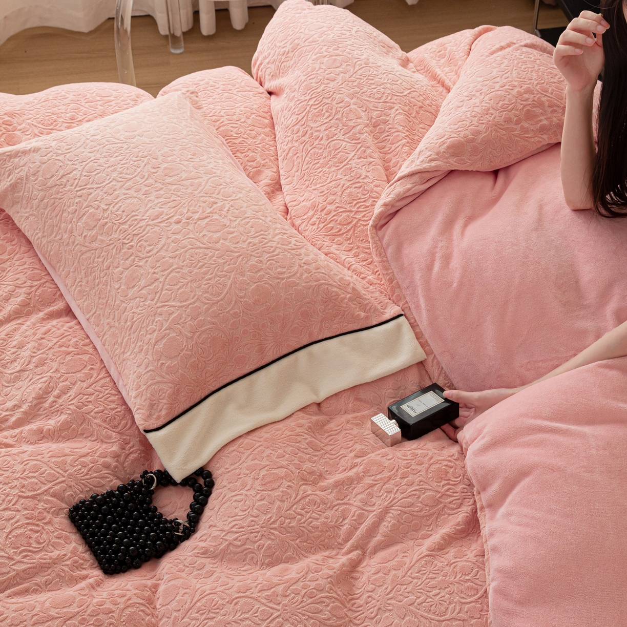 91家纺网 家纺一手货源 找家纺 典曼家纺 2025新款A类纯色雕花牛奶绒四件套 西漫-粉