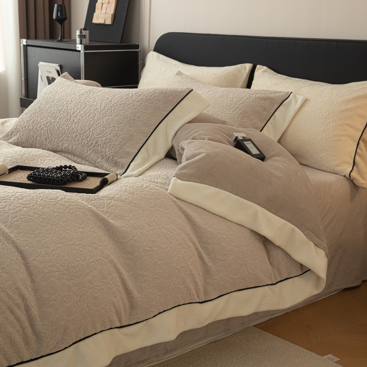 91家纺网 家纺一手货源 找家纺 （总）典曼家纺 2025新款A类纯色雕花牛奶绒四件套