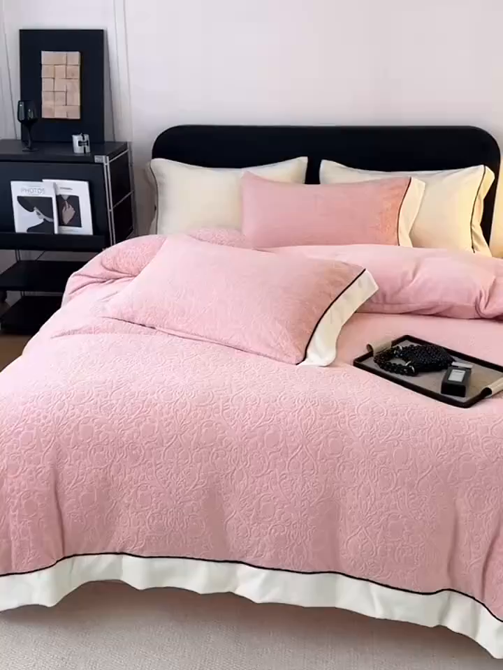 91家纺网 家纺一手货源 找家纺 典曼家纺 2025新款A类纯色雕花牛奶绒四件套 西漫-粉