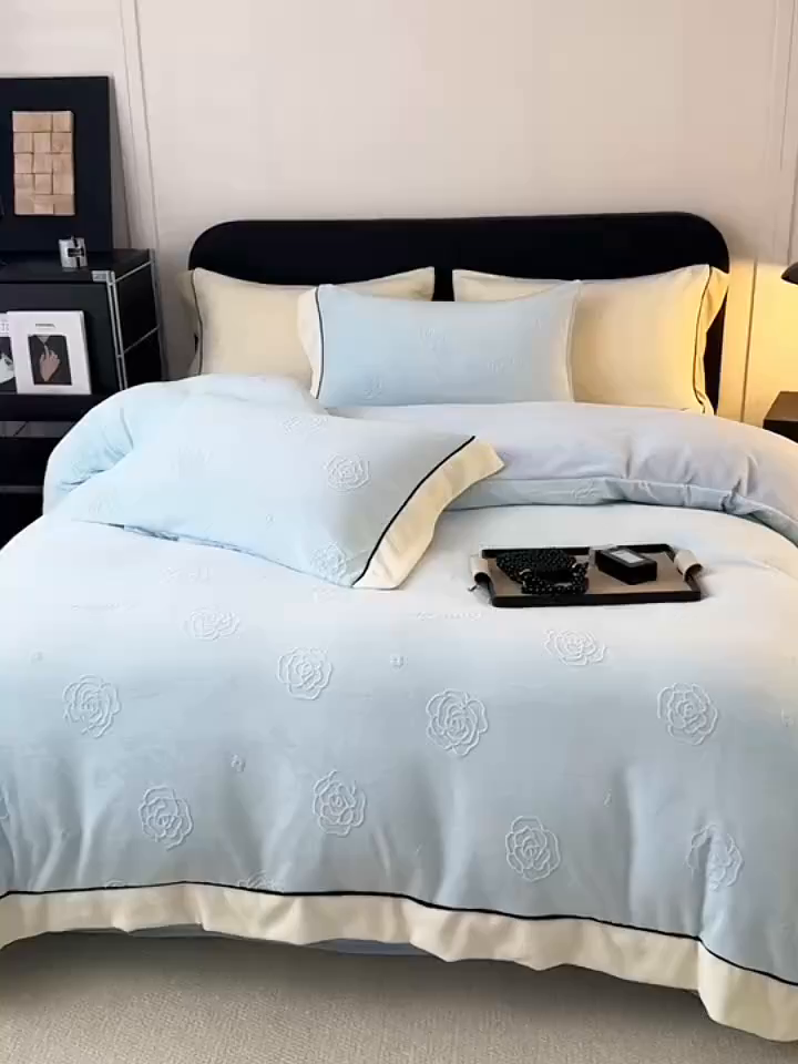 91家纺网 家纺一手货源 找家纺 典曼家纺 2025新款A类纯色雕花牛奶绒四件套 妮可