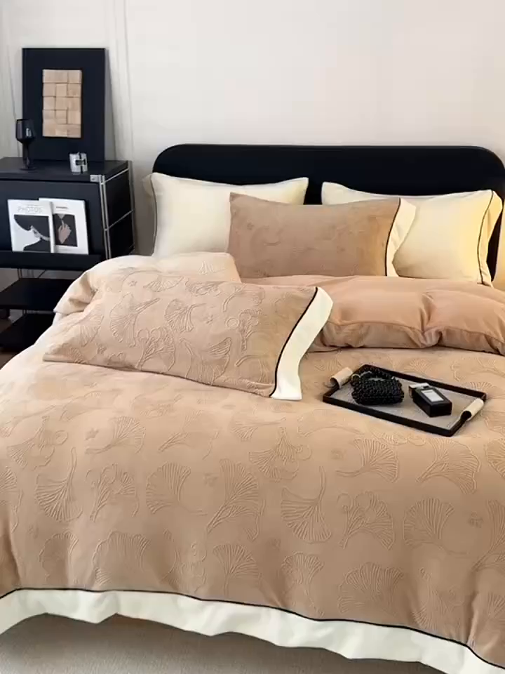 91家纺网 家纺一手货源 找家纺 典曼家纺 2025新款A类纯色雕花牛奶绒四件套 银杏叶-褐