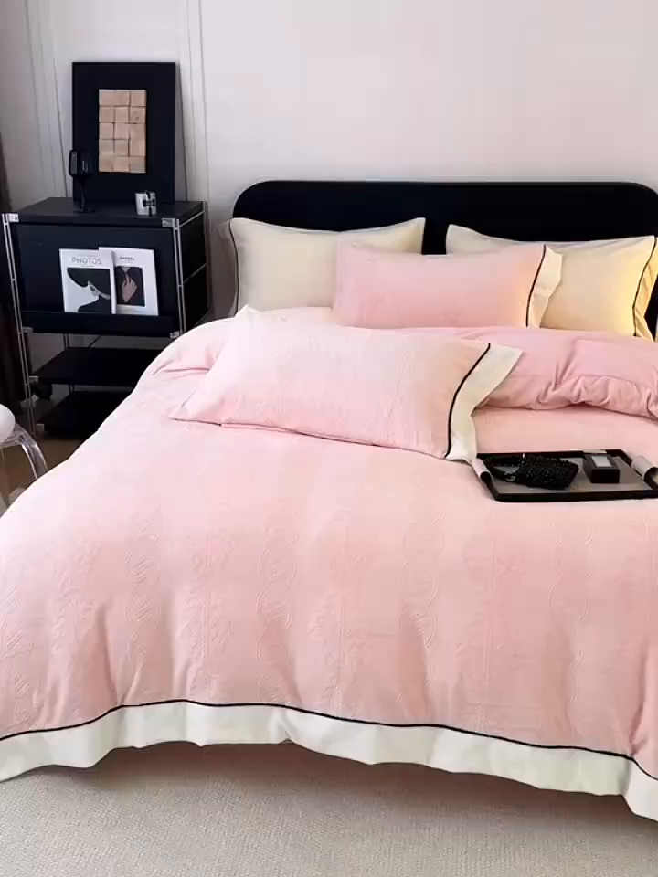 91家纺网 家纺一手货源 找家纺 典曼家纺 2025新款A类纯色雕花牛奶绒四件套 塞纳