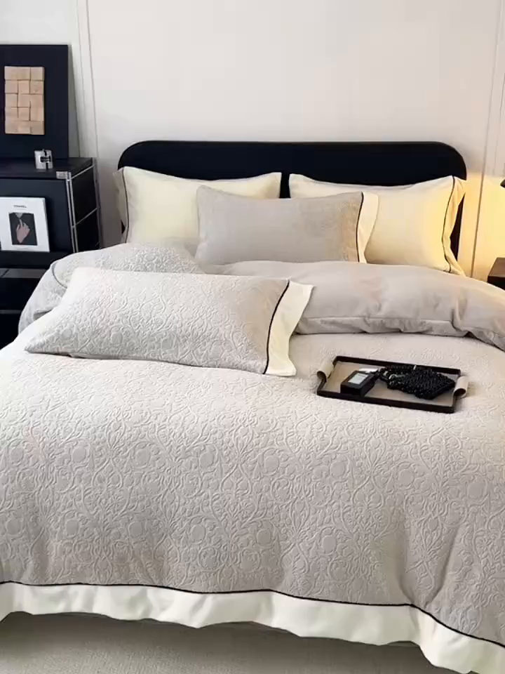 91家纺网 家纺一手货源 找家纺 典曼家纺 2025新款A类纯色雕花牛奶绒四件套 西漫-咖