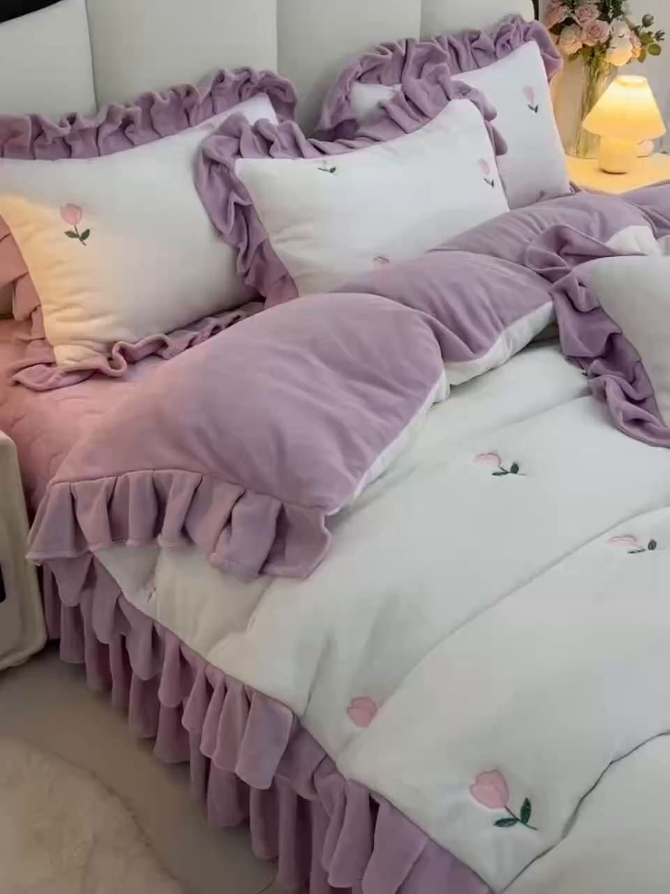 91家纺网 家纺一手货源 找家纺 茉保家纺 2025新款高克重9.5斤婴儿绒牛奶绒绣花夹棉床盖四件套 郁金香-白拼紫