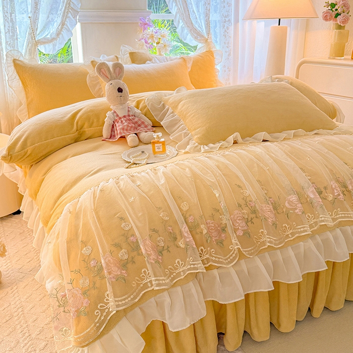 91家纺网 家纺一手货源 找家纺 后庭寝室 2025新款高克重牛奶绒公主风床裙四件套-甜心系列 甜心-嫩黄