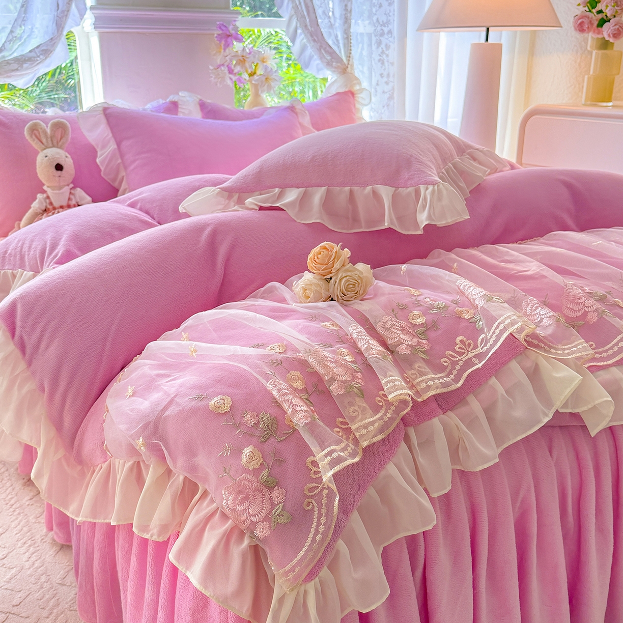 91家纺网 家纺一手货源 找家纺 后庭寝室 2025新款高克重牛奶绒公主风床裙四件套-甜心系列 甜心-浅粉