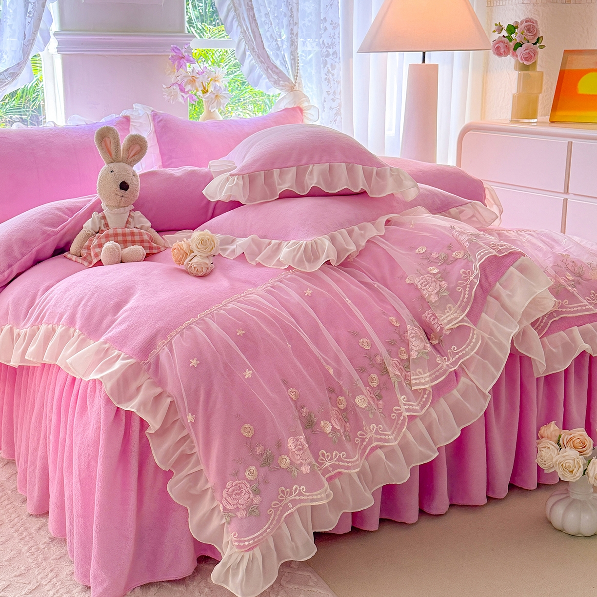 91家纺网 家纺一手货源 找家纺 后庭寝室 2025新款高克重牛奶绒公主风床裙四件套-甜心系列 甜心-浅粉