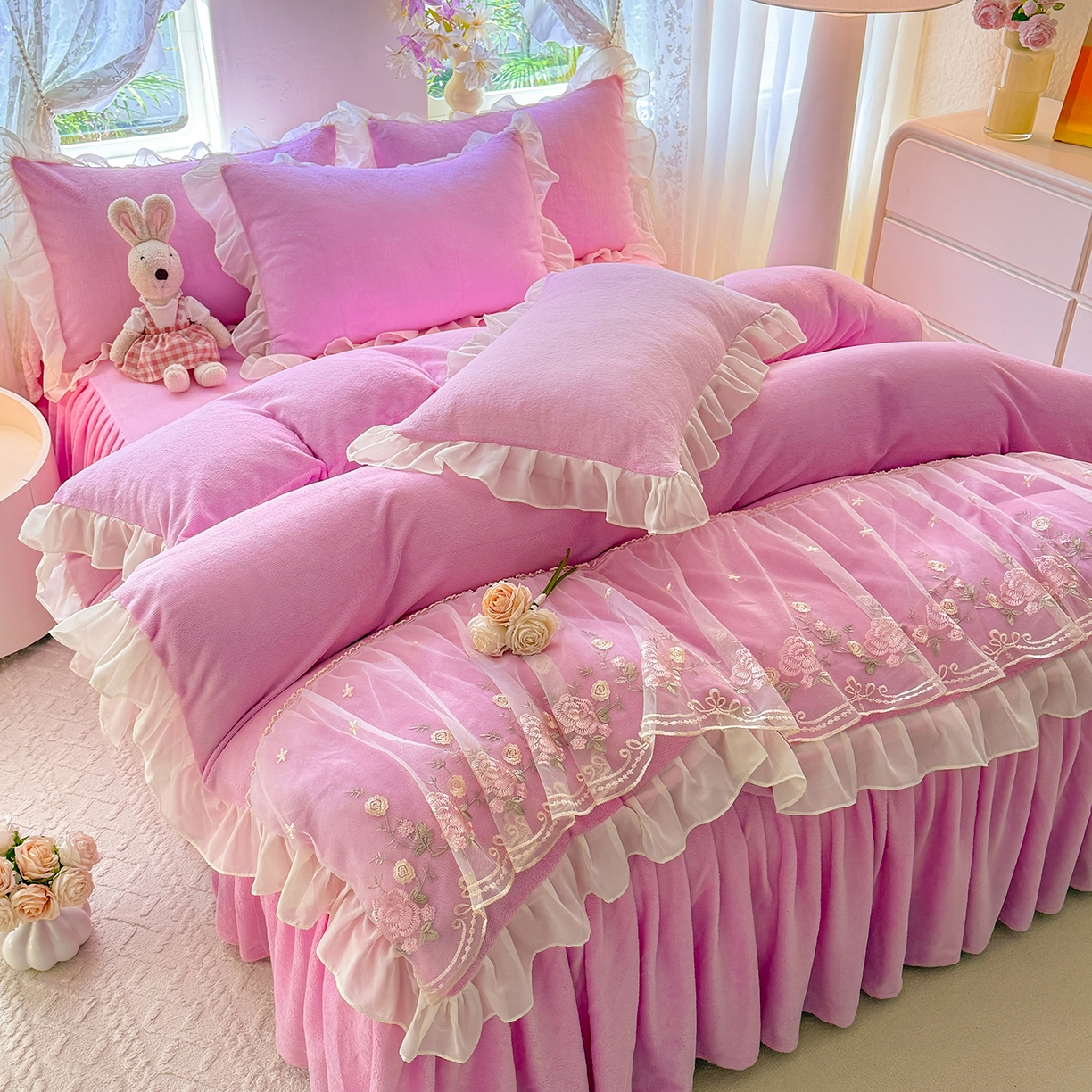 91家纺网 家纺一手货源 找家纺 后庭寝室 2025新款高克重牛奶绒公主风床裙四件套-甜心系列 甜心-浅粉