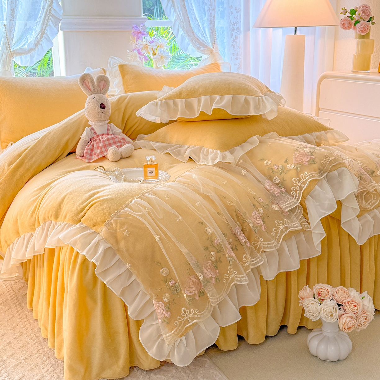 91家纺网 家纺一手货源 找家纺 后庭寝室 2025新款高克重牛奶绒公主风床裙四件套-甜心系列 甜心-嫩黄