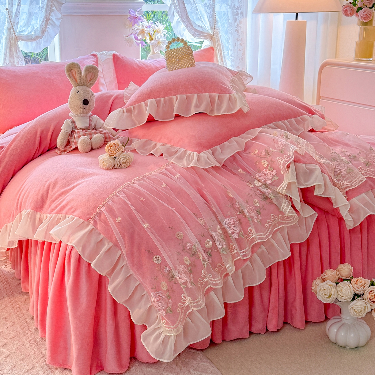 91家纺网 家纺一手货源 找家纺 后庭寝室 2025新款高克重牛奶绒公主风床裙四件套-甜心系列 甜心-粉玉