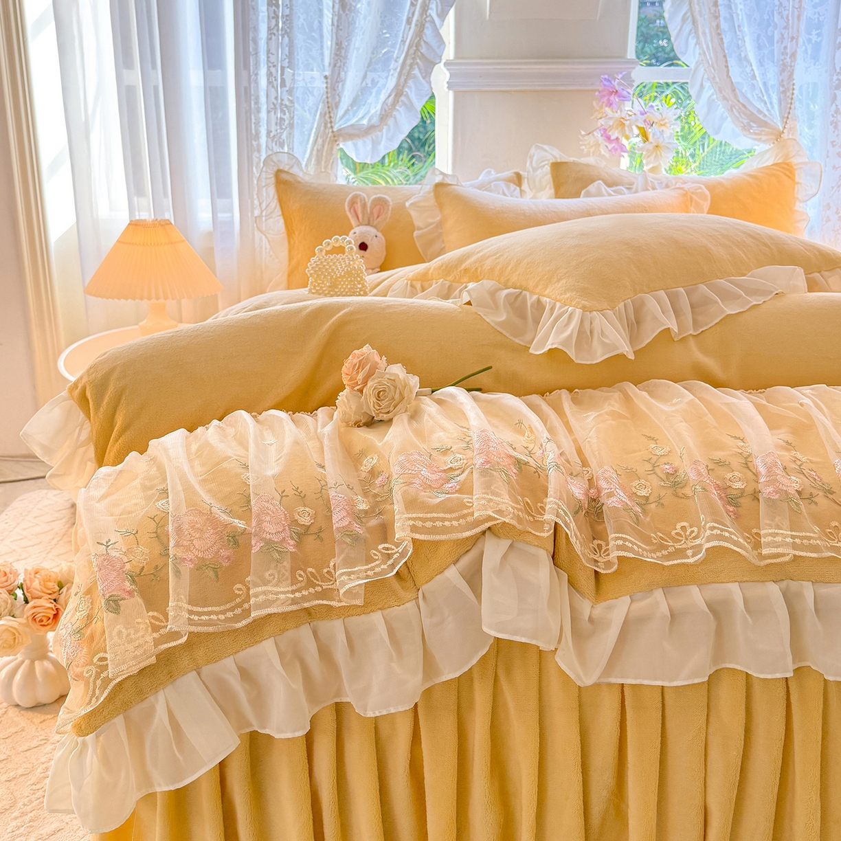 91家纺网 家纺一手货源 找家纺 后庭寝室 2025新款高克重牛奶绒公主风床裙四件套-甜心系列 甜心-嫩黄