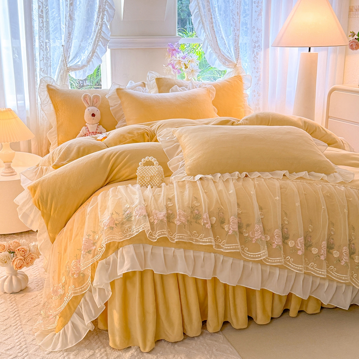 91家纺网 家纺一手货源 找家纺 后庭寝室 2025新款高克重牛奶绒公主风床裙四件套-甜心系列 甜心-嫩黄