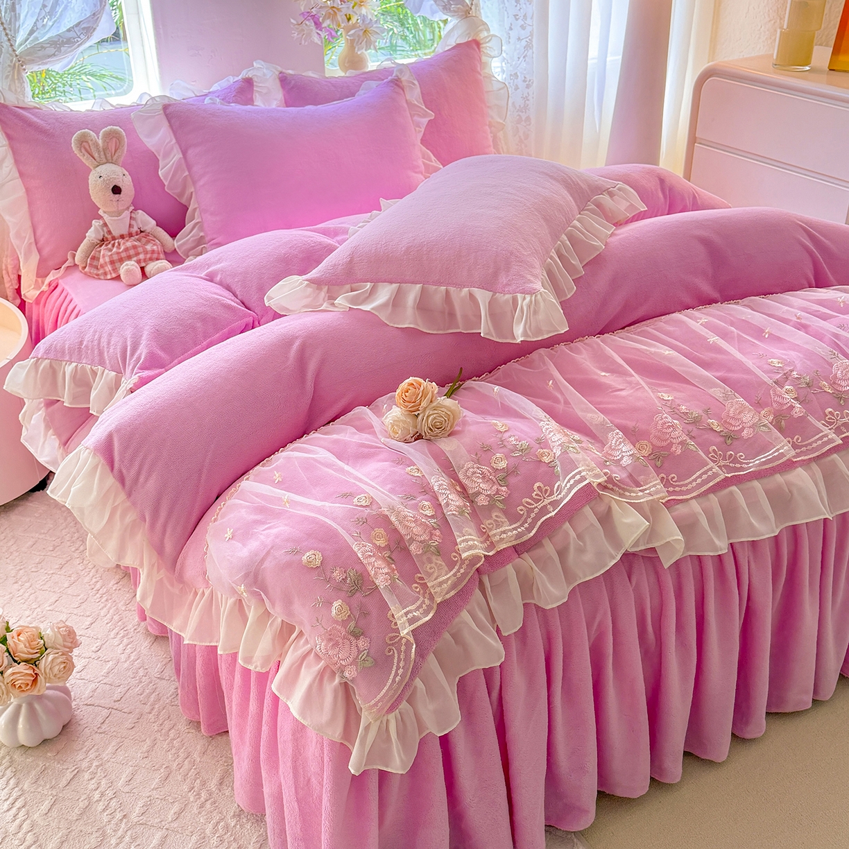 91家纺网 家纺一手货源 找家纺 后庭寝室 2025新款高克重牛奶绒公主风床裙四件套-甜心系列 甜心-浅粉